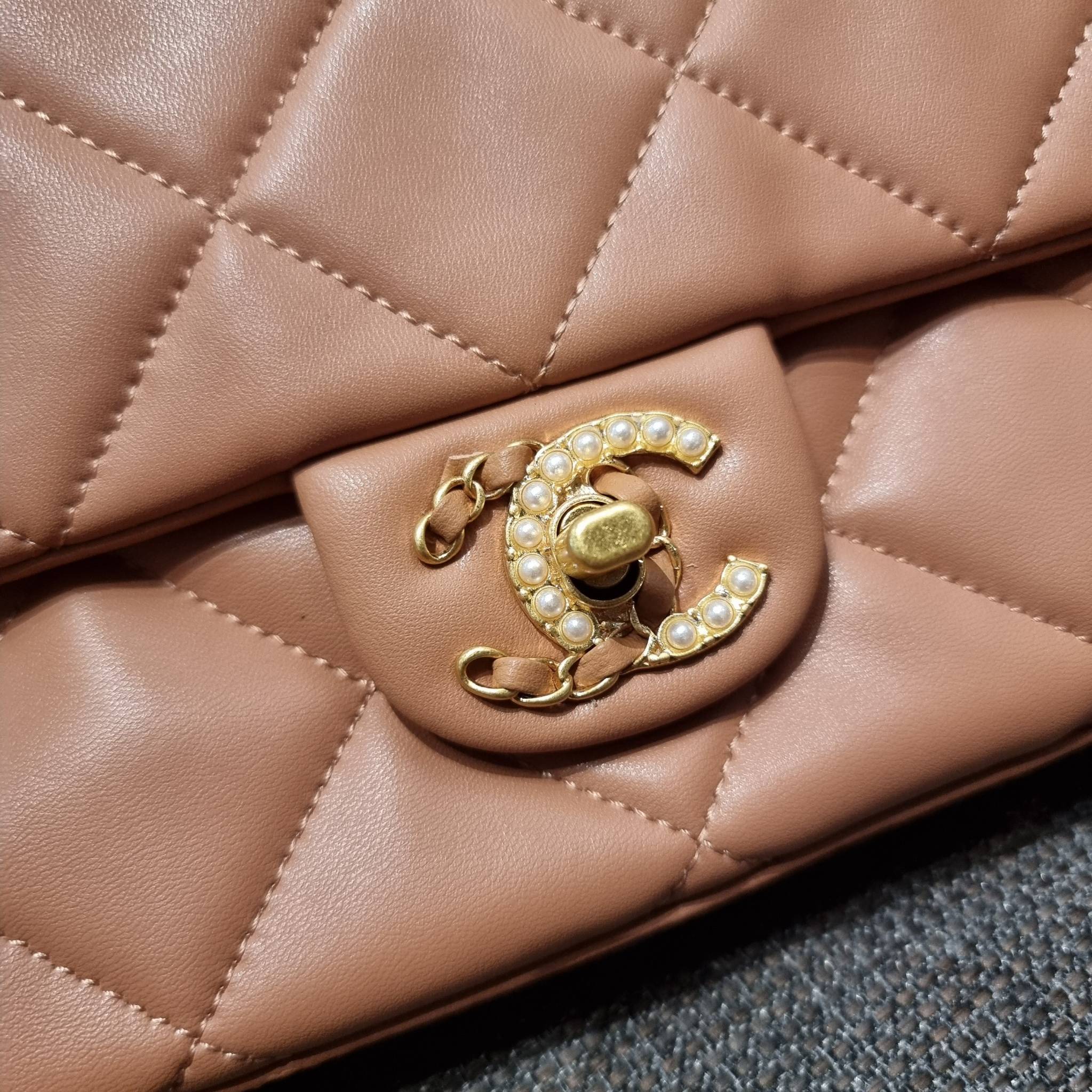 VIP 】สวยหรูพร้อมเสิร์ฟ!! กับไอเท็มสุดเลิฟจาก Chanel กระเป๋าสะพายที่สุดของความคุ้มค่า วัสดุหนังแกะนิ่มเต็มใบ เปิด-ปิดกระเป๋าด้วยตัวบิดล็อค ภายในกระเป๋าบุผ้าสวยหรู มีช่องโล่งกว้างจุของได้สบาย ใส่โทรศัพท์ กระเป๋าสตางค์ได้ มีช่องซิป 1 ช่อง ช่องย่อย 1 ช่อง ดีเ