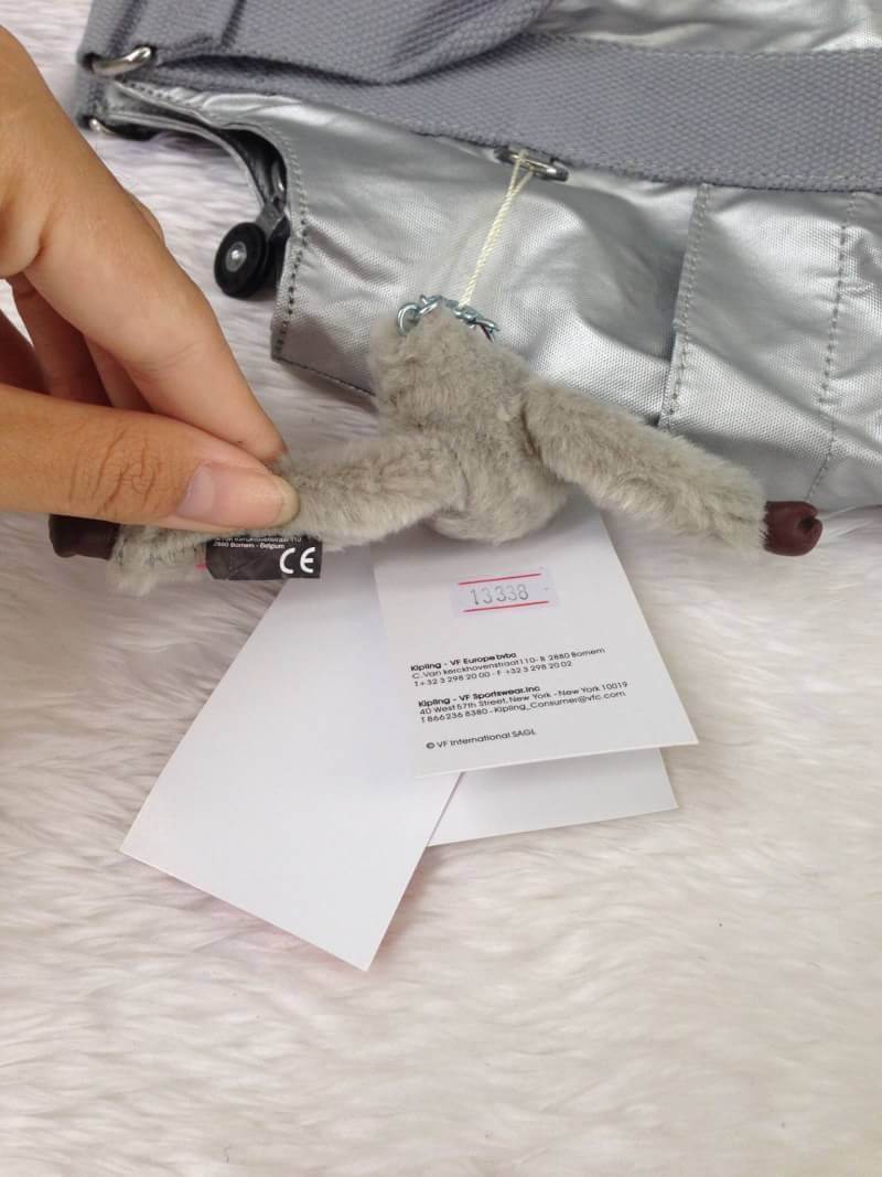 Kipling รุ่น Cicele กระเป๋าสะพายไหล่ใบใหญ่ สวยน่ารัก ตัวกระเป๋าด้านในเป็นช่องโล่งแบบปิดเปิดด้วยซิป มีช่องซิปด้านใน ด้านข้างกระเป๋า มี 2 ช่อง ปิดเปิด ด้วยเทป พร้อมที่ใส่โทรศัพท์ ปากกา และ MP 3 ในส่วนด้านใน และ ด้านข้างกระเป๋า ซ้าย-ขวา เป็นช่องขนาดเล็กสำหรั