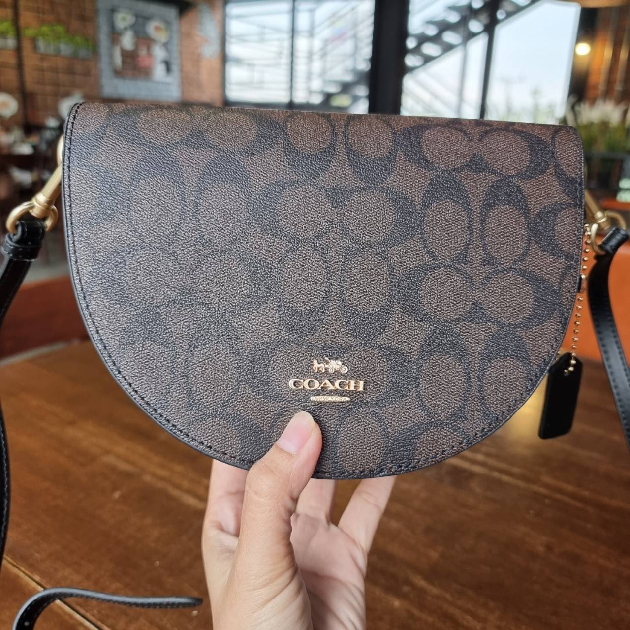 ของแท้ 💯% COACH C1430 ELLEN CROSSBODY IN SIGNATURE CANVAS กระเป๋าสะพายดีไซน์สุดเก๋ ดูดีไม่ซ้ำใคร ทรงสวยลายคลาสสิค วัสดุหนังแคนวาสเคลือบลาย