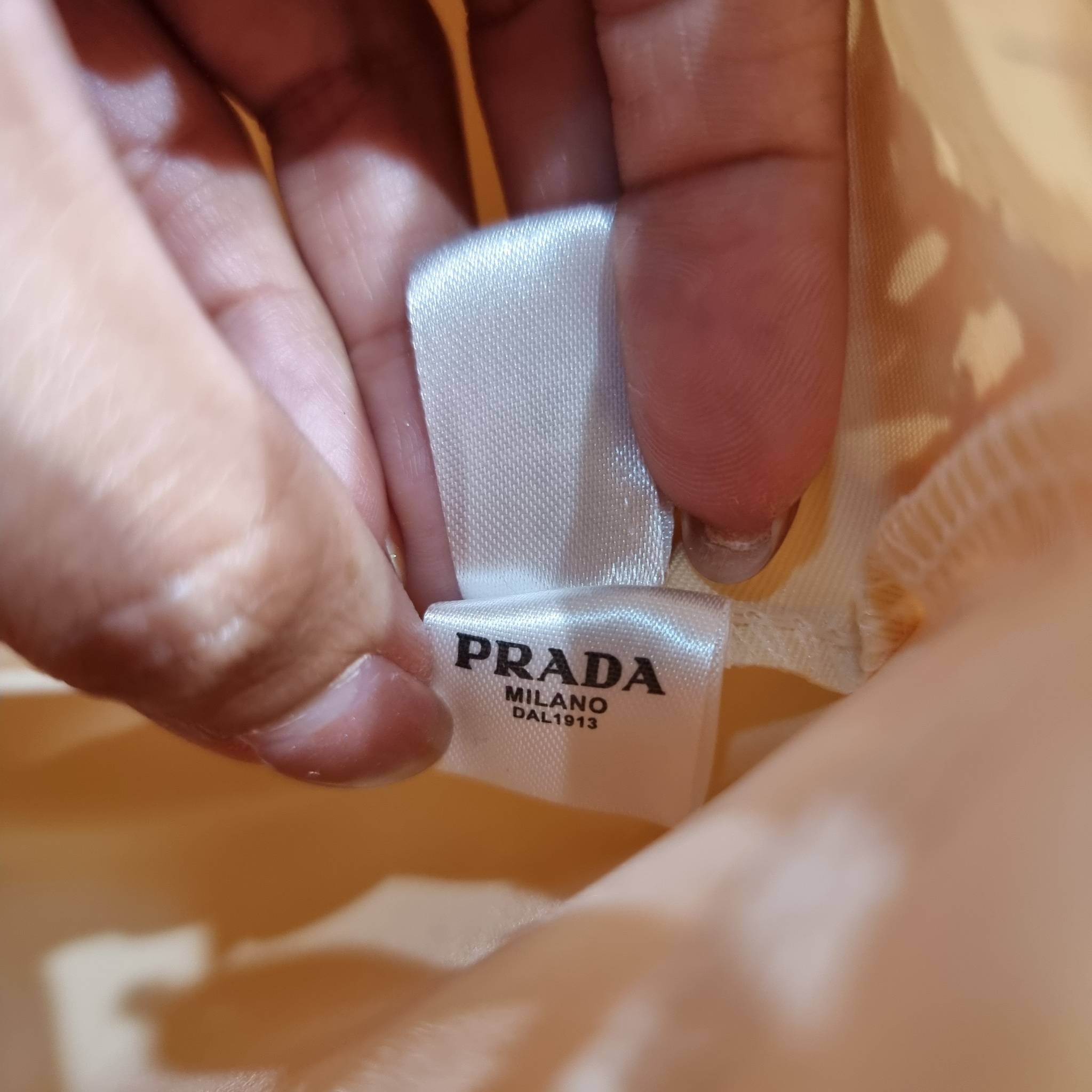 PRADA RAFFIA TOTE BAG สวยไม่ซ้ำใคร สไตล์บีช เหมาะมากกับการสะพายไปเที่ยวทะเล หรือจะใช้ในวันสบายๆก็ตอบโจทย์ กับกระเป๋าสะพายสานใบใหญ่ ตัวกระเป๋าเป็นวัสดุสังเคราห์จากธรรมชาติ สานทอเต็มใบออกมาเป็นลวดลายสวยงาม