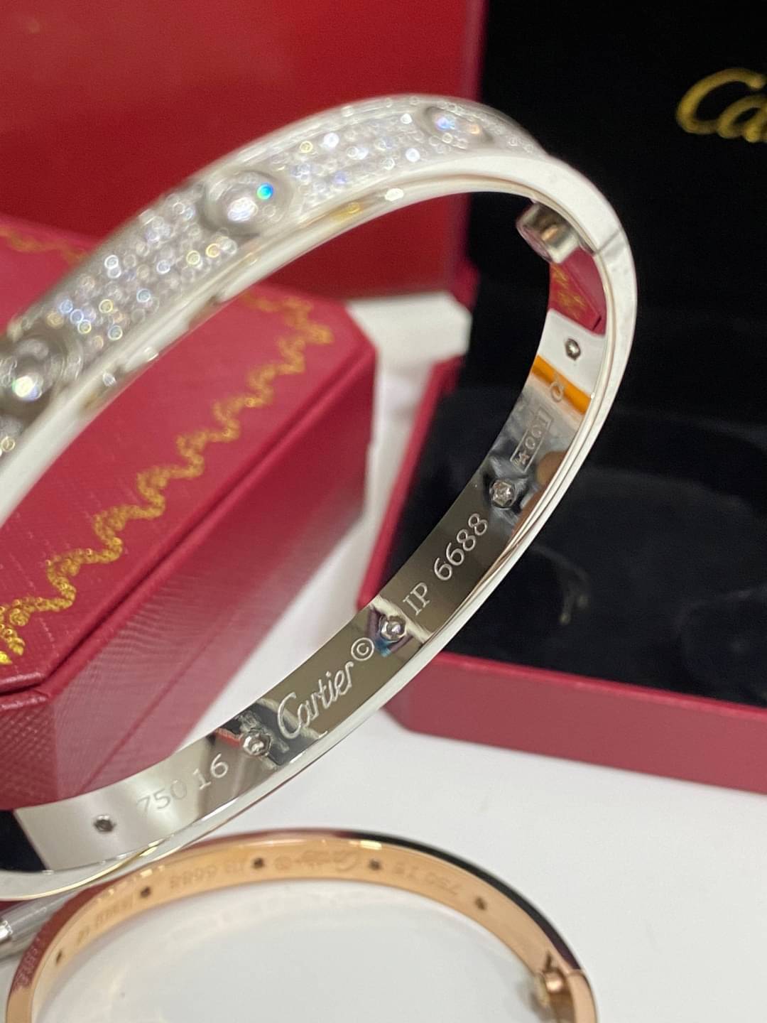 Cartier Love Bracelet มีเพชร กำไลข้อมือคาเทียร์ ภาพถ่ายจากงานจริง เกรดออริจินิล วัสดุคุณภาพดี ไม่ลอกไม่ดำ งานปั้มครบตามรูปเลยค่ะ