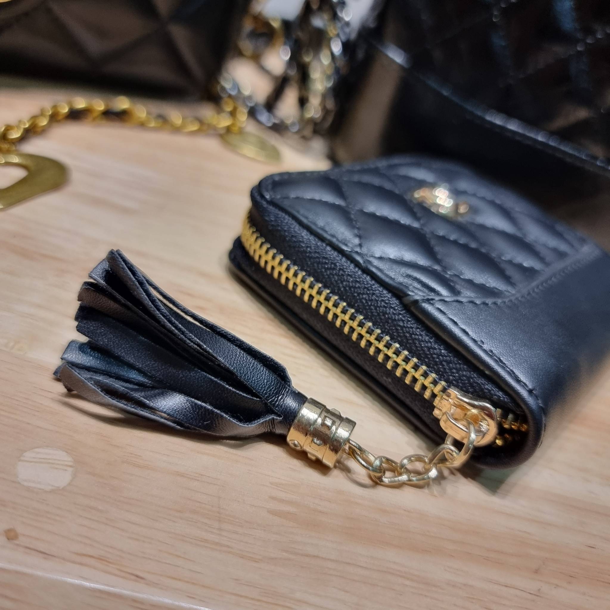 CHANEL GIFT SET สุดหรูชวนให้สะสมส่งท้ายปี กับไอเท็มลิมิเต็ดและ best seller พร้อมเสิร์ฟครบชุด สุดคุ้ม มาพร้อมกระเป๋าสะพายถึง 2 ใบ เด็ดทั้งคู่ๆ วัสดุหนังวัว และยังไม่พอ มีกระเป๋าสตางค์แถมให้ไปอีก 1ใบ สวยครบจบในเซ็ทเดียว!!