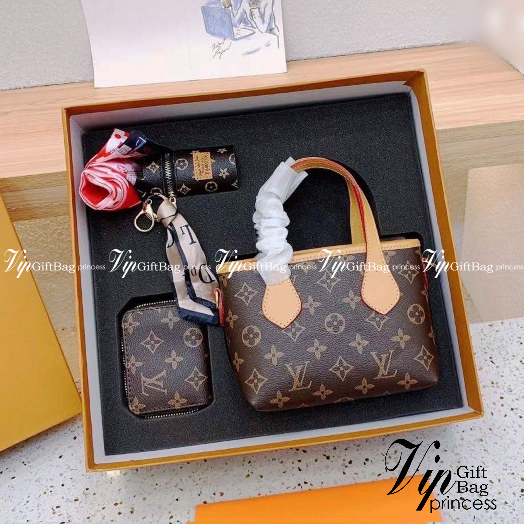 Set 3 ชิ้น LV Mini Tote Bag New in!! กับ box set ชวนสะสม ที่จับเอารุ่นยอดฮิต มามิกซ์รวมกับไอเท็มสุดคุ้มของมันต้องมี!! จัดเรียงให้อยู่ในกล่องสุดหรู ไม่ว่าจะตัวกระเป๋า กระเป๋าสตางค์ กระเป๋าจิ๋ว ใบไหนๆก็นำมาใช้งานได้จริง คุ้มค่ามากๆ แถมฟรี! ริบบิ้นลายลิมิเต็