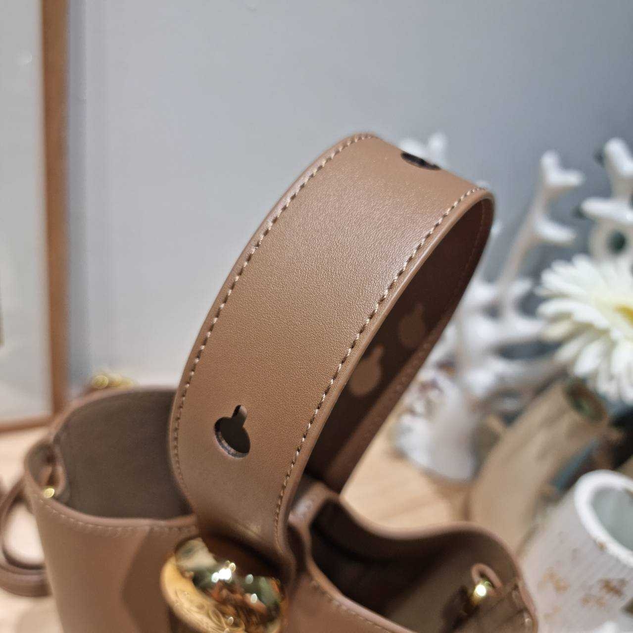 LOEWE MINI PEPBLE BUCKET IN MELLOW กระเป๋าทรงบัคเก็ต รูปทรงสวยใช้งานง่าย กิมมิคหรูหราสุดๆ เกรดออริ