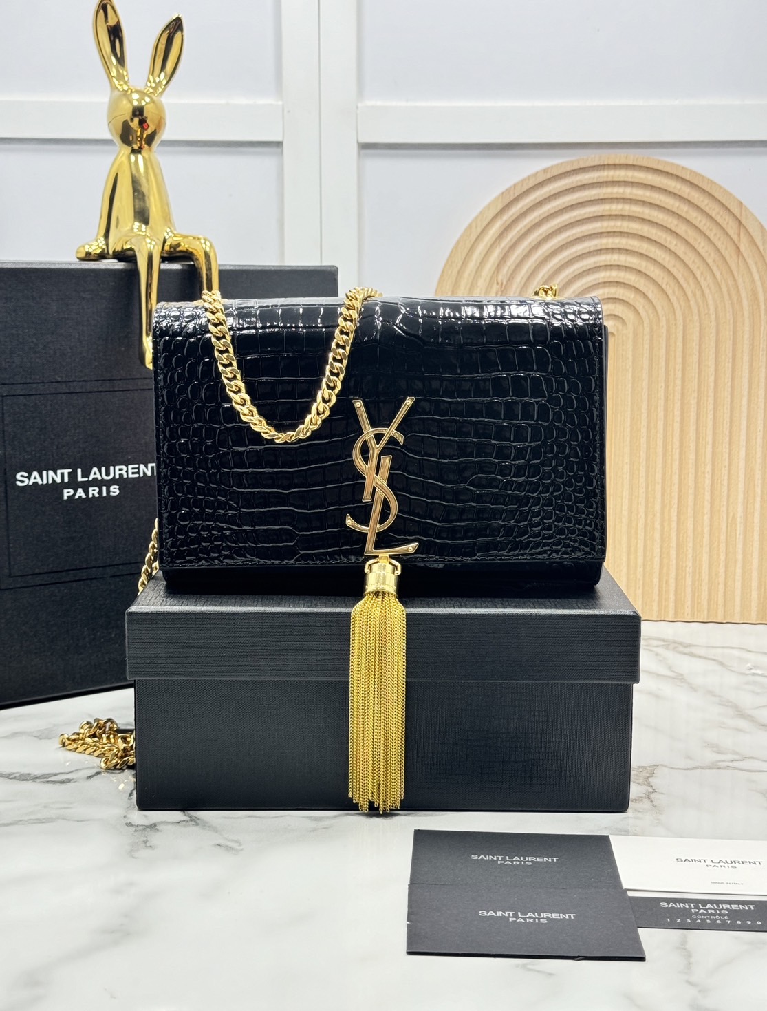 ORI หนังแท้ | 20cm Ysl Kate Croc Tassel Bag / YSL Woc Bag กระเป๋าสะพายทรง woc เรียบหรูดูแพงที่แท้จริง งานหนังลายจรเข้เต็มใบโดดเด่นด้วยโลโก้แบรนด์สุดหรู พร้อมพู่ห้อย รุ่นฮิตลอดกาลดูดีมีระดับ