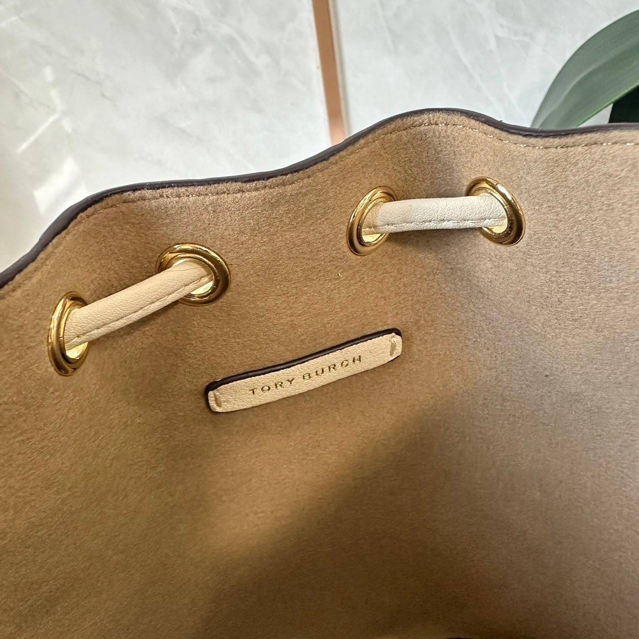 TORY BURCH mini T Monogram leather bucket bag กระเป๋าบัคเกต ไซต์ mini คอลเลกชันหนัง T Monogram ลายซิกเนเจอร์หนังปั้มลายนูน