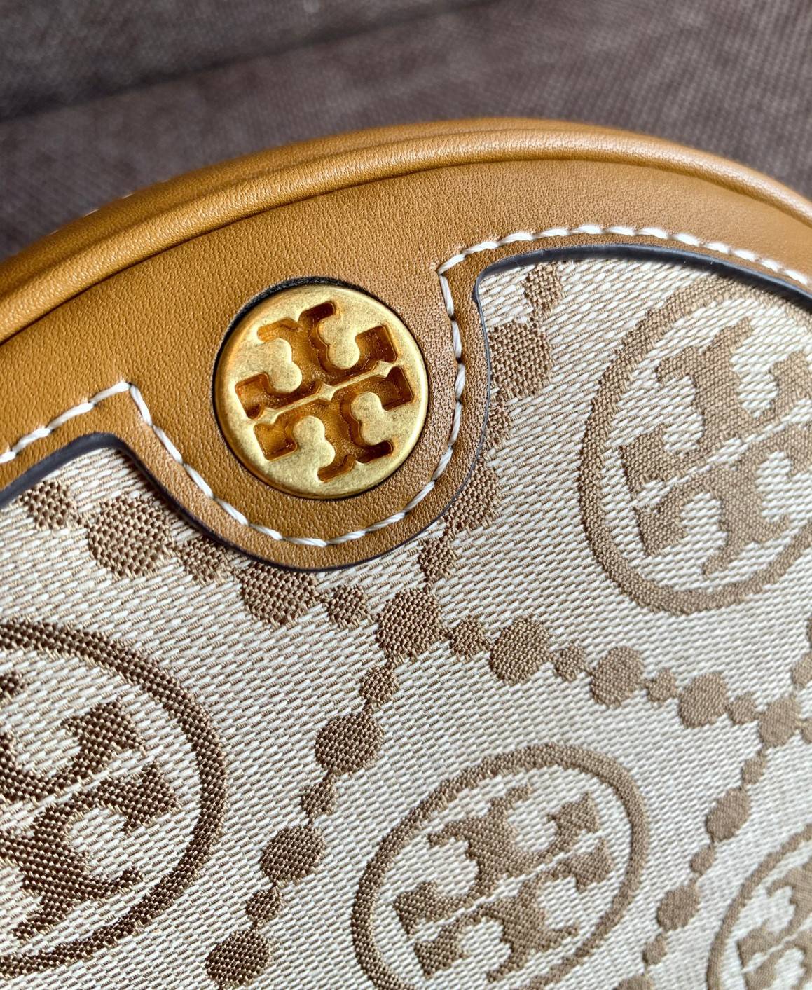 TORY BURCH T MONOGRAM JACQUARD CIRCLE BAG ((Large size)) พร้อมส่งที่ไทย สวยก่อนใครที่นี่! กระเป๋าจาก Tory burch รุ่นนี้มาในสไตล์ทรงวงกลม สุดคลาสสิค ดูคล่องตัวมากขึ้น วัสดุJacquardทอลายแบรนด์+ขอบหนังแท้ ได้ลงตัวสวยงามอยู่เหมือนเดิมค่ะ
