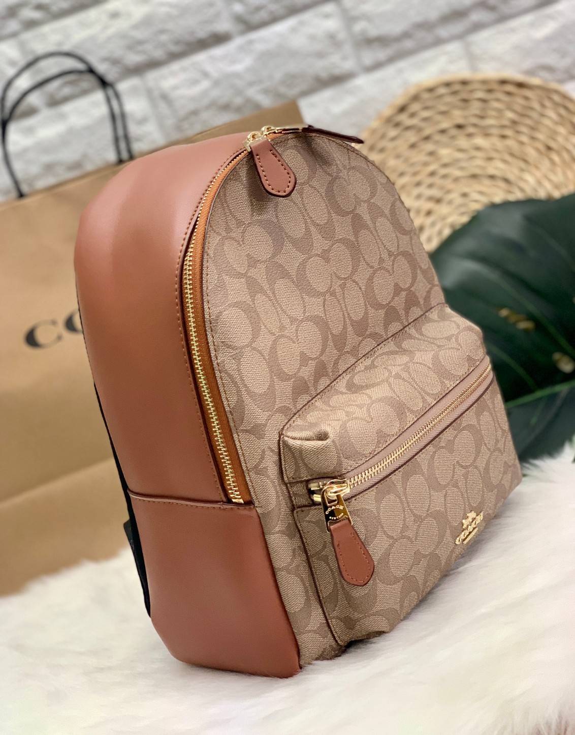 OUTLET 】COACH MEDIUM CHARLIE BACKPACK IN SIGNATURE ((32200)) พร้อมส่งที่ไทยอีกครั้งค่ะ! กระเป๋าสะพายหลังขนาดกลาง หนังแท้+ไนล่อน ด้านหน้ามีช่องซิปให้หนึ่งช่อง;เปิดปิดช่องหลักแบบซิปคู่ ภายในกว้างใส่สัมภาระได้จุนะคะ พร้อมช่องซิปให้อีกช่องค่ะ;สายสะพายสามารถเล