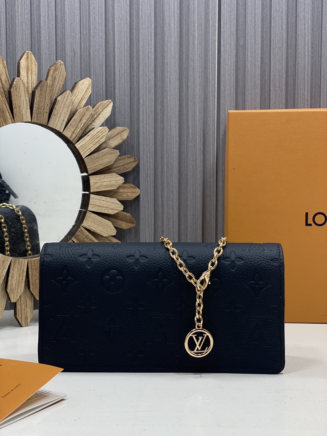 TOP ORI หนังแท้ | LV Wallet On Chain Lily Bag soft grained Monogram Empreinte leather กระเป๋าสะพายทรงคลัชถือเป็นกระเป๋าสตางค์ สายสะพายโซ่ทองหรูหราถอดได้ หนังแท้ลายเกรนเนื้อนุ่ม ทรงสี่เหลี่ยมทันสมัยเข้ากับลุคเรโทรเรียบหรู