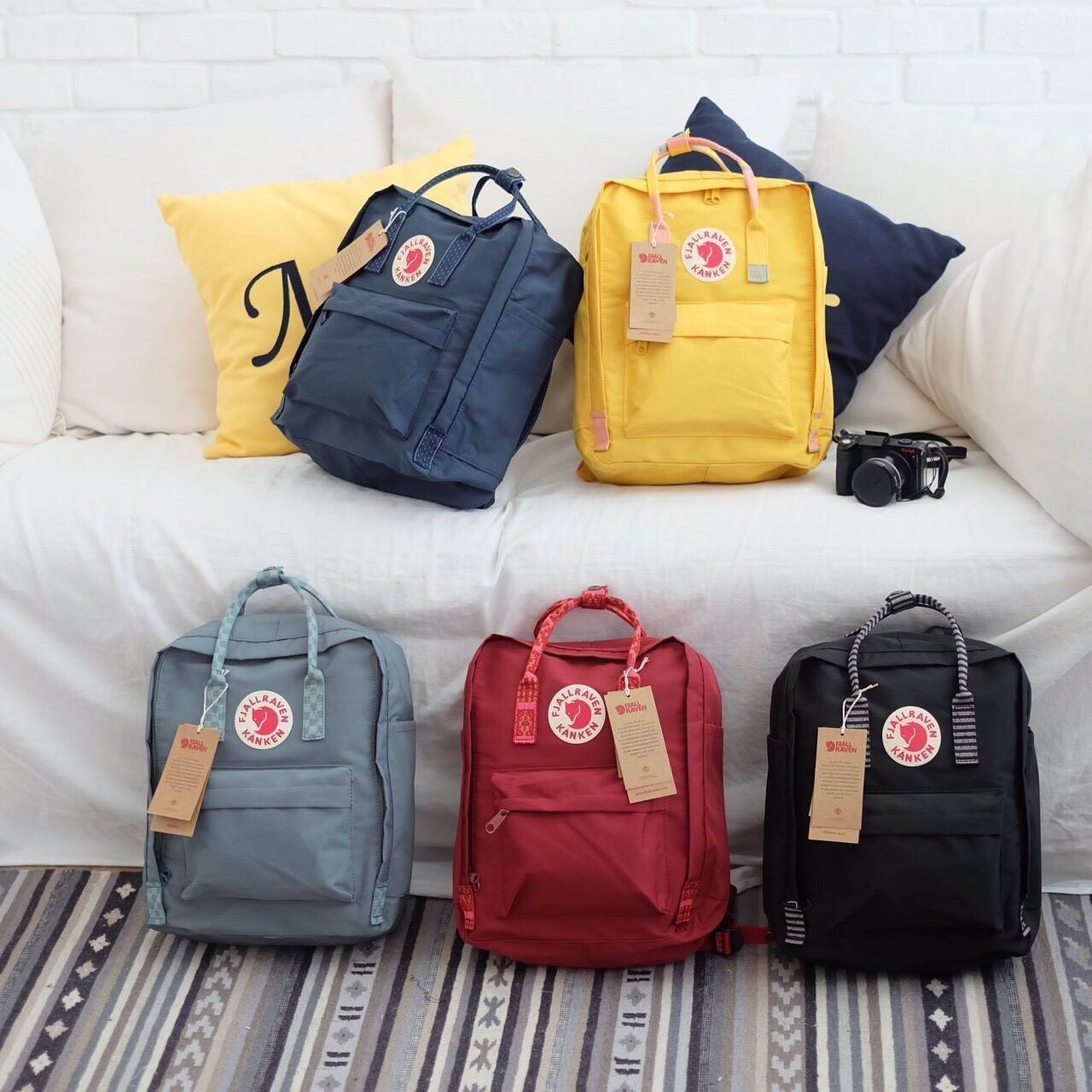 Kanken backpack กระเป๋าเป้สุดฮิต คุณสมบัติมีความทนทานสูงและสามารถกันน้ำ ทำจากเส้นใยพิเศษ เรียกว่า Vinylon-F มีซิปกลางที่เปิดเข้าไป ส่วนข้างในกระเป๋า ด้านในจะมีโฟมสำหรับรองแผ่นหลัง สะพาย สะพายสบายค่ะ เหมาะเป็นกระเป๋าเป้ที่สะพายไปโรงเรียน วันว่างสบายๆ หรือเ
