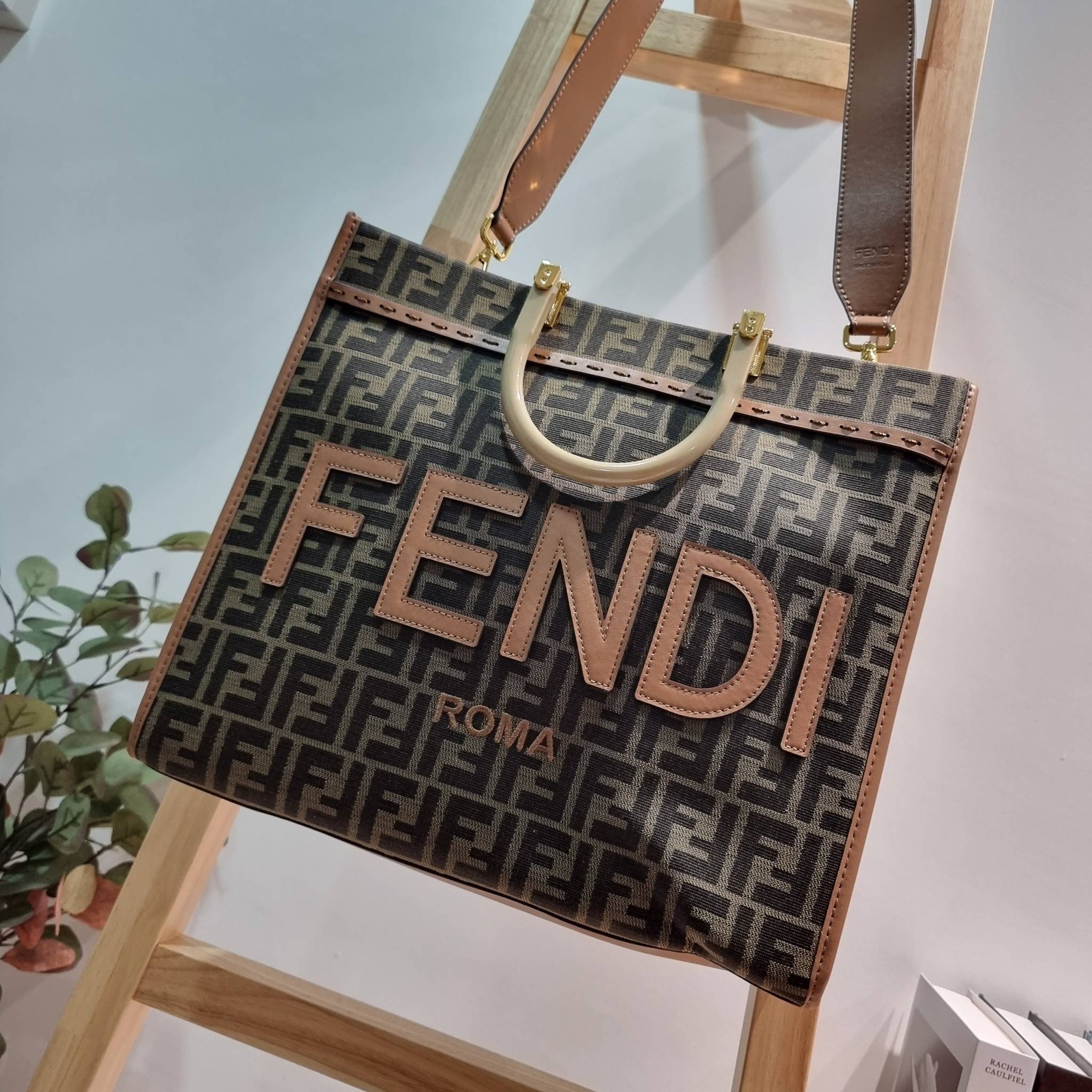 FENDI SHOPPING TOTE BAG / FENDI TOTE BAG กระเป๋าถือ/สะพายไหล่ ทรงสวย หรู ดูโดดเด่น ดีไซน์ทันสมัย วัสดุผ้าท็อปแคนวาสปั๊มลายแบรนด์รอบใบ ภายในโล่งกว้างมาก มาพร้อมหูจับในตัวและสายสะพายไหล่ ใช้งานได้ 2IN1