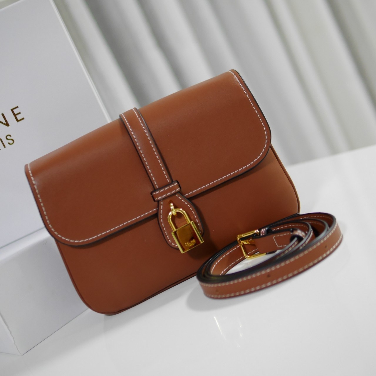 Celine Medium Tabou In Smooth Calfskin พร้อมส่งรุ่นใหม่แล้วค่า กับ CELINE SHOULDER BAG หนังเรียบสวยหรู ปรับดับพวงกุญแจสีทองด้านหน้า ด้านในเปิดด้วยด้วยกระดุม แบ่งช่องใส่ของออกเป็นสัดส่วน พร