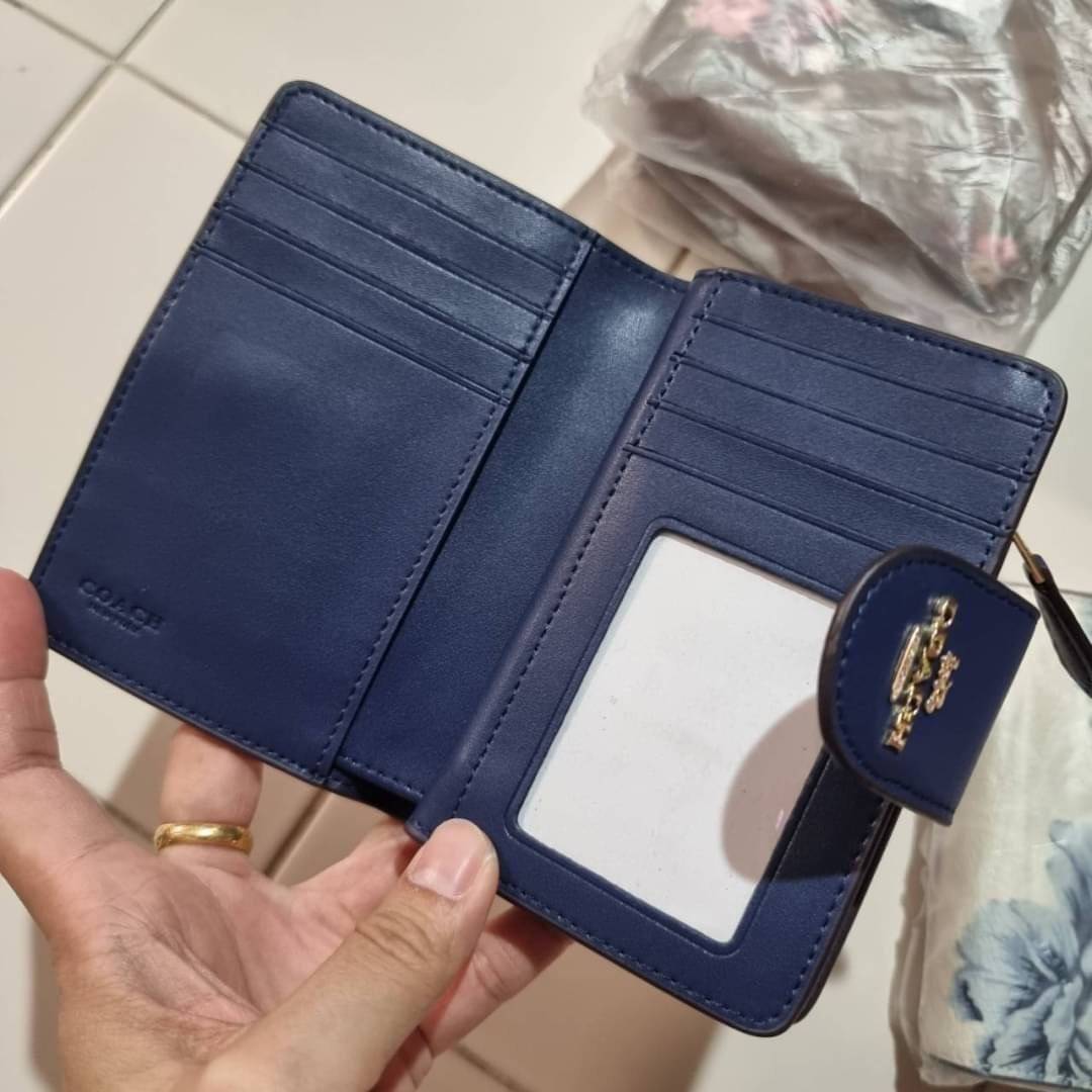 COACH C3375 MEDIUM CORNER ZIP WALLET IN SIGNATURE CANVAS WITH DAISY PRINT ดีไซน์ใหม่ล่าสุด!! คอลเลคชั่นลายพริ้นท์ เพิ่มลูกเล่นให้กระเป๋าสตางค์ของคุณ กับกระเป๋าสตางค์ใบกลาง ขนาดกำลังเหมาะมือ วัสดุหนังแคนวาส ดูแลรักษาง่าย มีช่องใส่บัตรและธนบัตรครบ และช่องซิ