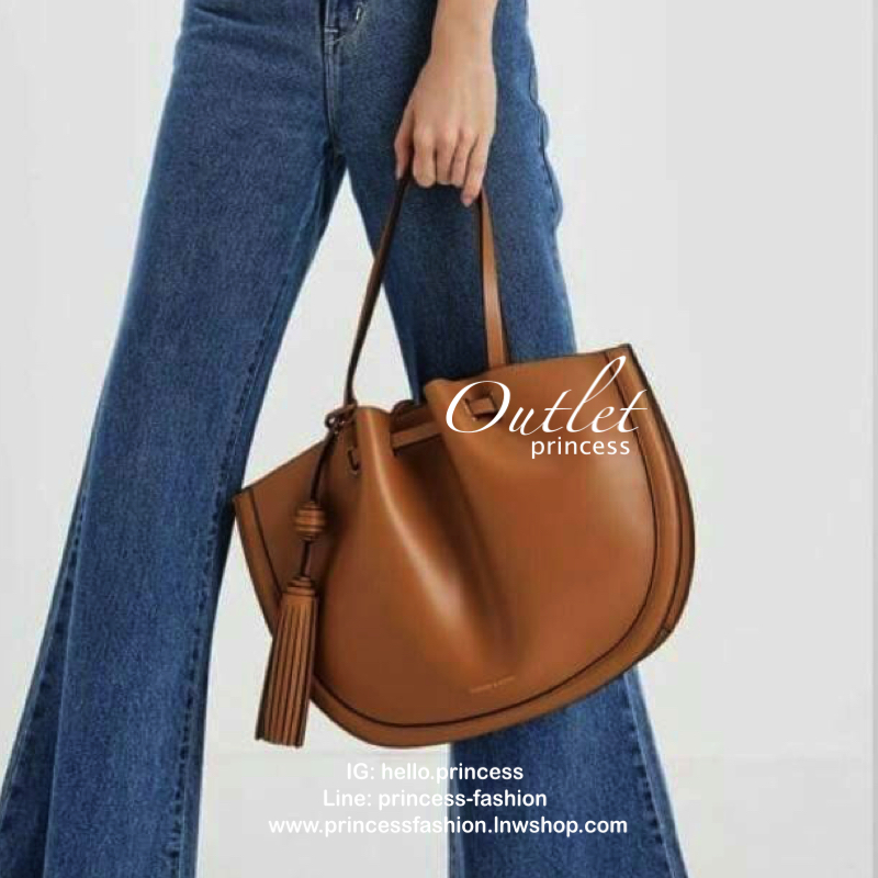 CHARLES & KEITH TASSEL TOTE BAG กระเป๋าสะพายไหล่ทรงพัดสีสวยน่าใช้ มีพู่หนังสีเจ้ากระเป๋า1 เส้น เปิดปิดด้งยกระดุมแม่เหล็ก ด้านในเป็น 2 ช่องใหญ่ มีช่องซิปตรงกลาง จุของได้เยอะ น้ำหนักตัวกระเป๋ากำลังดี ไม่หนักเกินไป เป็นอีกรุ่นที่แนะนำเลยจ้า!!