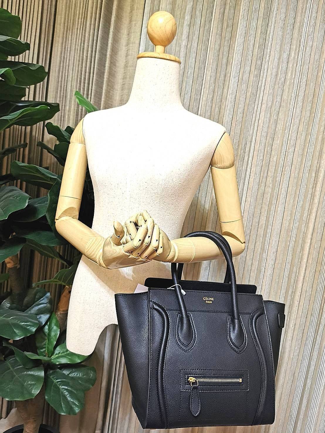 CELINE HANDLE BAG VIP GIFT WITH PURCHASE (GWP) พรีเมี่ยมกิ๊ฟรุ่นใหม่ Limited Edition จาก CELINE HAUTE PARFUME DUTYFREE COUNTER หนังแท้ Calf Skin Leather มาในดีไซน์สุดหรูยอดนิยมหนังนิ่มหอมขึ้นเทคเจอร์สวยอยู่ทรง เปิดปิดด้วยซิปสะดวกใช้ ด้านหน้ามีโลโก้แบรนด์ 