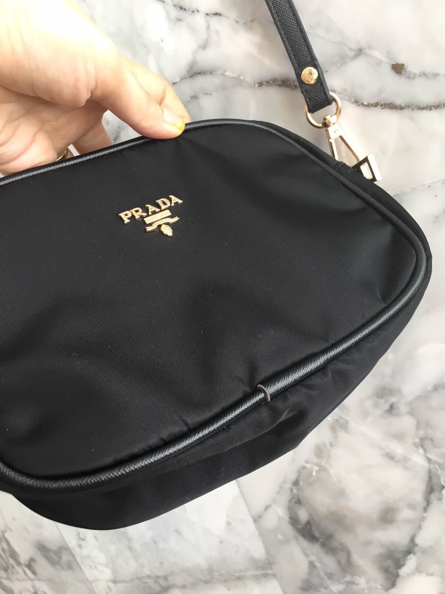 งานพรีเมี่ยมกิ้ฟ จากเคาเตอร์ต่างประเทศคะ ได้ กระเป๋าclutch & shoulder bag จากแบรนด์ Prada มาค่า เป็นกระเป๋าผ้า ไนล่อน น้ำหนักเบา สวยหรู ตามแบบฉบับของแบรนด์เลย ตัวกระเป๋าขนาดกำลังดี ใส่มือถือได้ทุกรุ่น สามารถเก็บสายถือเป็นคลัชออกงานได้คะ หรือ สะพายข้างได้ 