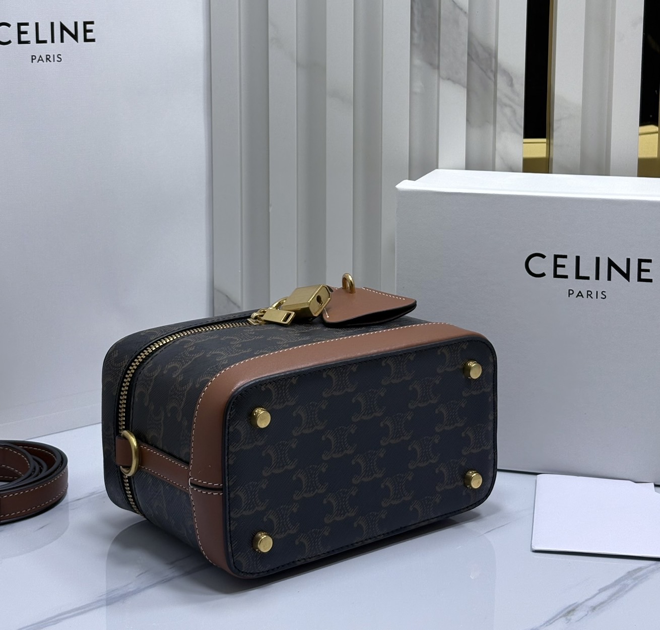 ORI หนังแท้ | CELINE VANITY BAG พลาดไม่ได้เลยกับคอลสุดคิ้ว กับกระเป๋าถือ/สะพายได้ทรงกล่อง ใช้สะพายได้ทุกวันอย่างคล่องตัวดีไซน์ใหม่สวยลาสสิค