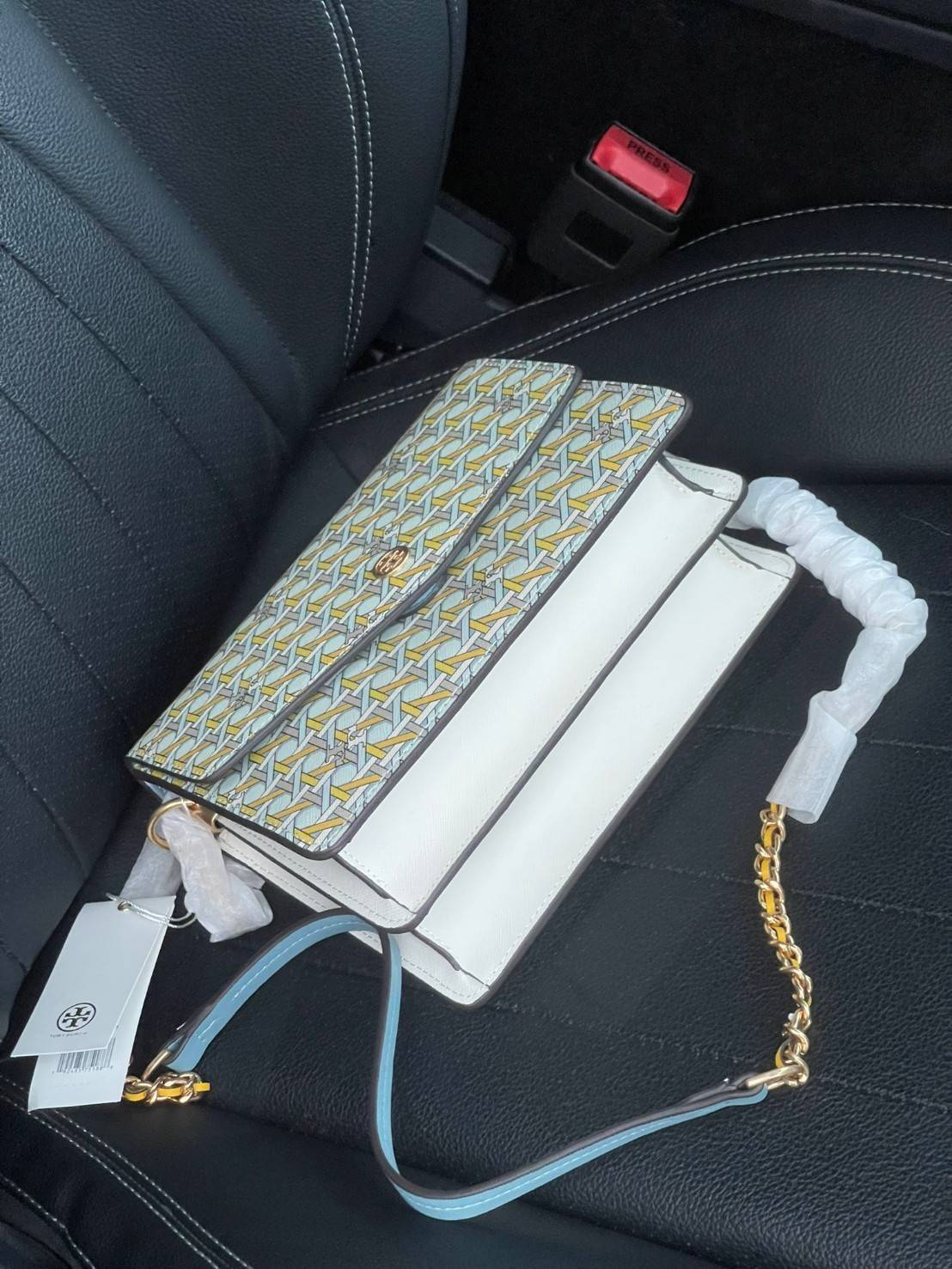 Tory Burch Robinson Printed Convertible Shoulder Bag กระเป๋าสุดคลาสสิค Collection นี้เหมาะกับสาว ๆ วัยรุ่นเป็นพิเศษ ด้วยโทนสีสดใสที่ทางแบรนด์ได้ดีไซน์ออกมาอย่างพิถีพิถัน สามารถตอบโจทย์สาว ๆ ที่มีคาแรคเตอร์หวาน สดใส และร่าเริงได้อย่างแท้จริงอีกทั้งลายโซ่ยั