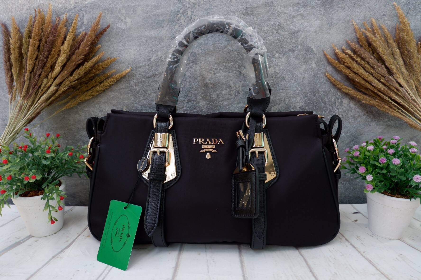 รุ่นขายดีเว่อวัง กลับมาแล้วค่า! กระเป๋าสะพาย จากงานพรีเมี่ยมกิ้ฟ แบรนด์ PRADA เป็น กระเป๋าผ้าไนล่อน สลับหนัง จุของได้เยอะ สะพายไหล่ได้ เปิดปิดด้วยซิป ถือก็สวยๆ มีสายยาวค่ะ ใช้แล้วสวยมากๆคุ้มเกินราคารับประกัน รีบช้อปก่แนหมดน้าาา Don't miss เลยค้าาา