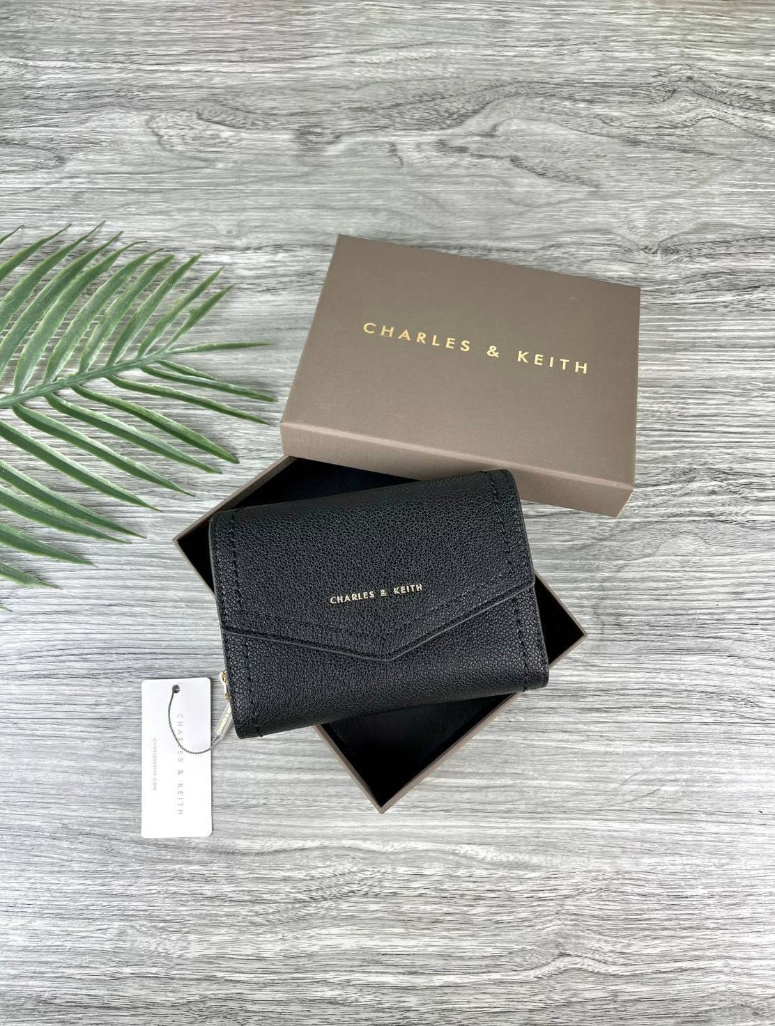 CHARLES & KEITH ENVELOPE SMALL WALLET กระเป๋าเงินใบกลาง วัสดุหนังพิมพ์ลายสีสวยน่ารัก ด้านหน้าปั๊มโลโก้แบรนด์ เปิดปิดด้วยกระดุมแม่เหล็ก