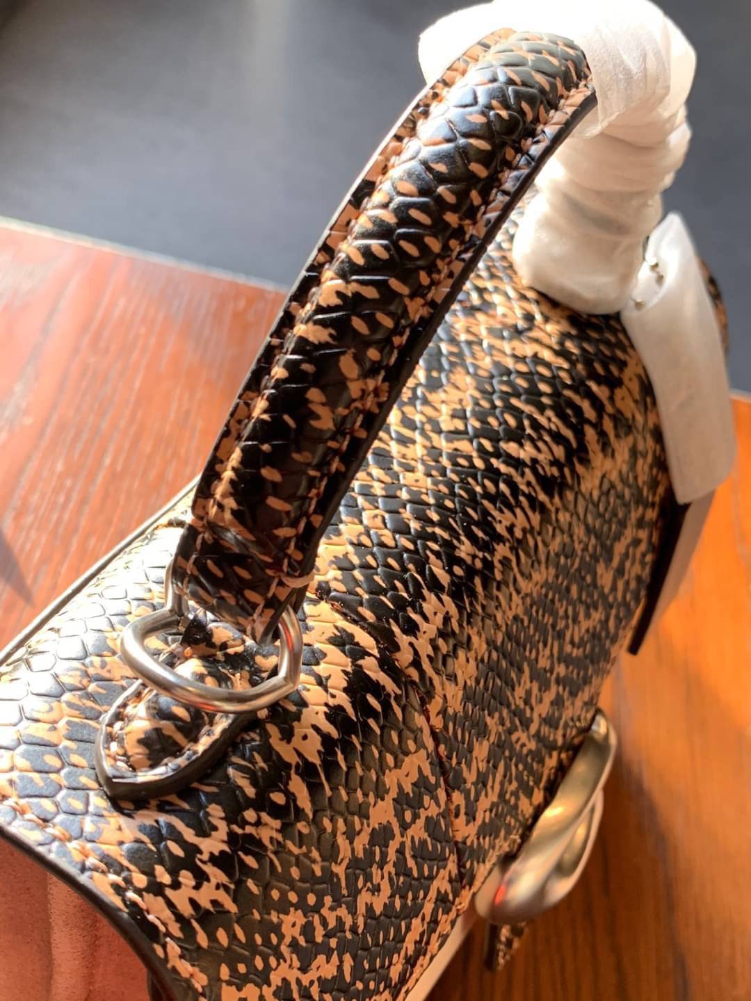 OUTLET 】COACH TABBY TOP HANDLE 20 LEATHER BAG หรูหรามากๆค่ะ สินค้าแนะนำ!! กระเป๋าถือ//สะพายข้างได้ วัสดุหนังแท้อย่างดี หนึ่งใบทำหนัง2แบบได้อย่างลงตัว สวยงาม มีอะไหล่ตัวC ใหญ่ด้านหน้าโดดเด่นหรูมากๆค่ะ 🔺เปิดปิดแบบกดล็อค ภายในมี2ช่องสำหรับใส่ของ สามา