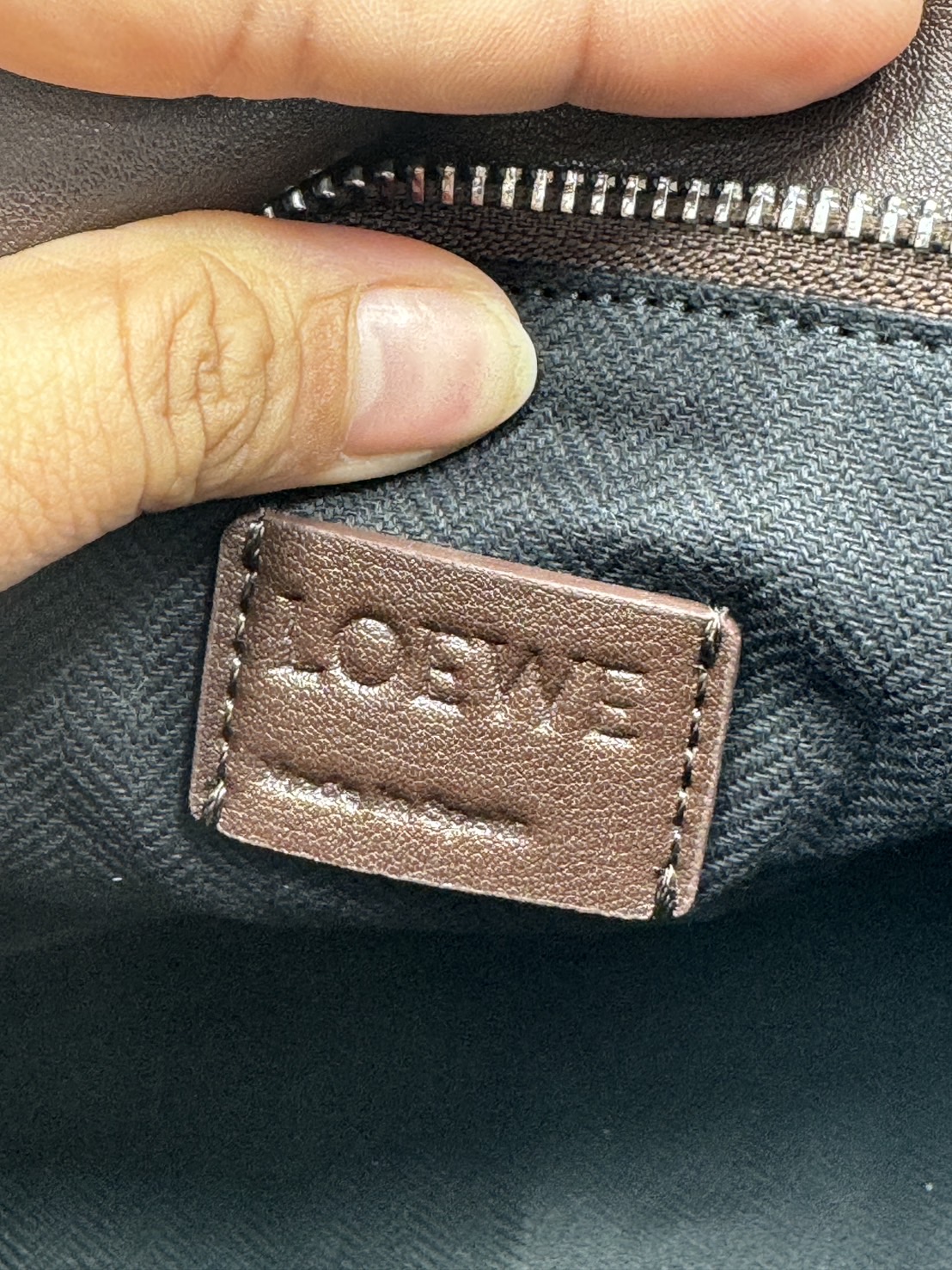 ORI หนังแท้ | Loewe Small Puzzle Biker bag in shiny Leather 24cm กระเป๋าสะพายทรงกล่องพัซเซิล รุ่นใหม่ล่าสุด คล้ายเข็มขัดด้านหน้าสวยเท่โดดเด่นสไตส์ไบเกอร์ ด้วยเส้นสายเรขาคณิตอันโดดเด่นและรูปทรงลูกบาศก์