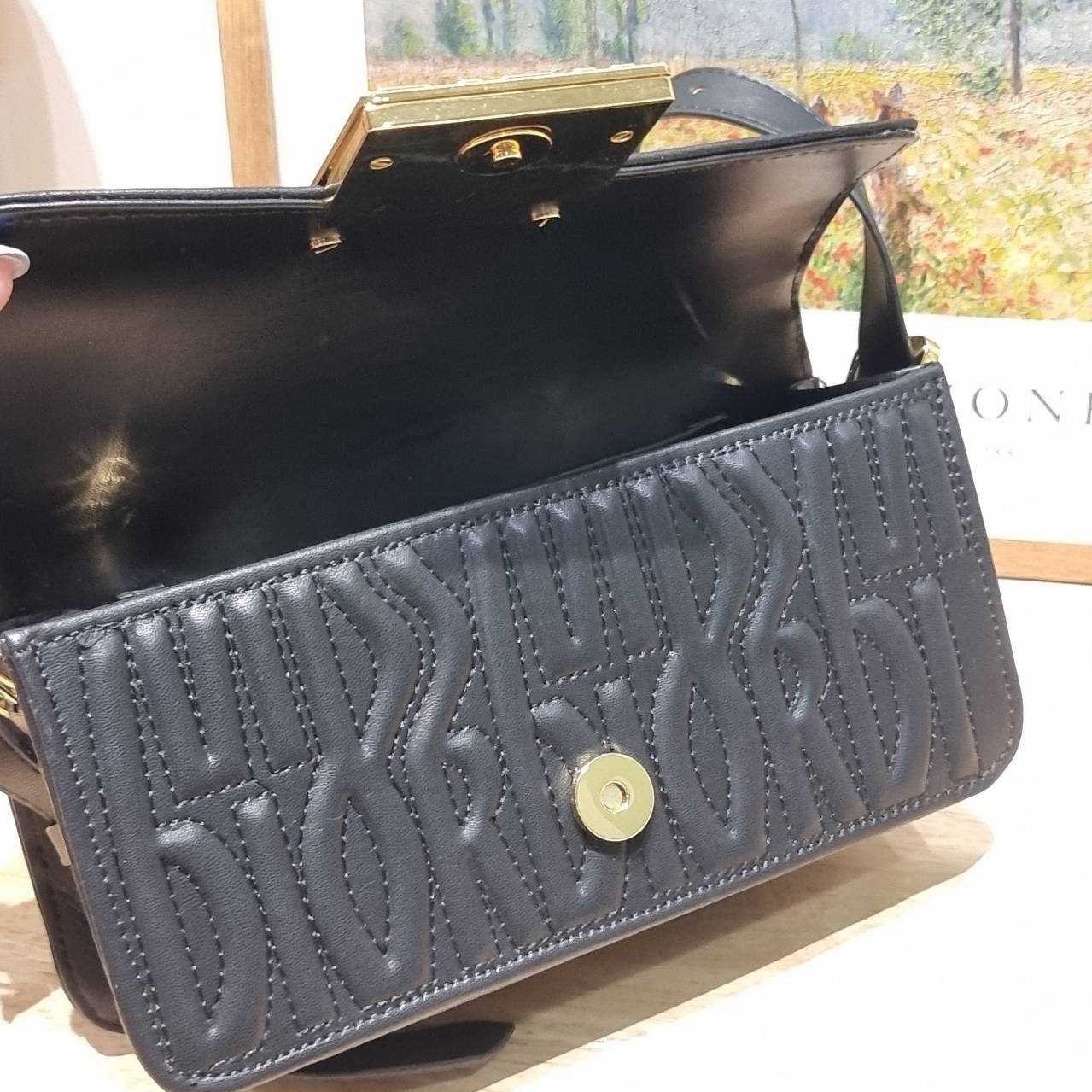 Dior Flap Bag / Quilted Miss Dior Allover Leather Bag กระเป๋าสะพายไหล่สุดลัคชู หรูหราเกินเรื่อง ดีไซน์ใหม่สวยงามด้วยดีเทลฝีเย็บและลายหนังปั๊มนูน