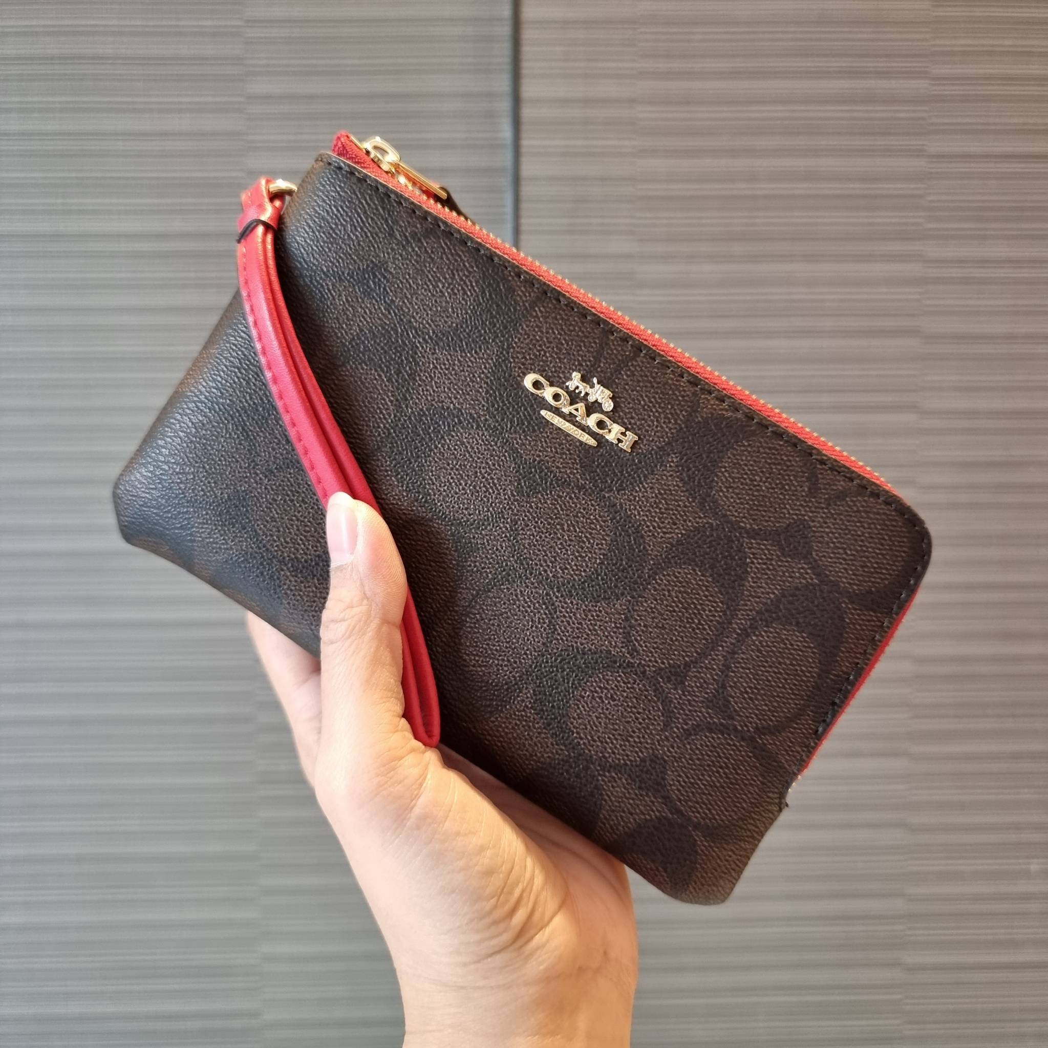 COACH F87591 DOUBLE CORNER ZIP WALLET IN SIGNATURE COATED CANVAS คล้องมือรุ่น 2 ซิป!! มาแล้วจ้า 🌟🤗 ไซส์นี้คือเหมาะมือจริงๆ พกง่ายเช่นเคย ไม่ต้องกังวลว่าจะเกะกะหรือกินพื้นที่กระเป๋าหลัก วัสดุหนังแคนวาสเคลือบลาย มีช่องหลักแยก 2 ช่อง ภายในบุผ