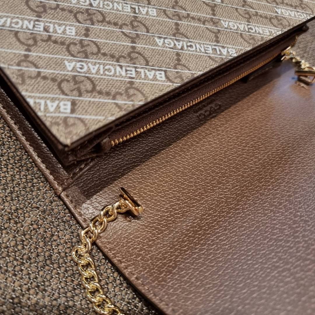 คลัชท์สุดหรูขึ้นแท่นต้องใบนี้เลย GG×Balenciaga woc bag กระเป๋าสะพาย crossbody เป็นคลัชท์ได้ในตัว ดีไซน์คลาสสิควินเทจ ดึงดูดและสะกดสายตาด้วยอะไหล่ดีเทลหรูของอะไหล่สีทอง วัสดุหนังแคนวาส ทนทาน ดูแลรักษาง่าย เปิด-ปิดด้วยอะไหล่เสียบล็อค ภายในแบ่งสัดส่วนลงตัวมา