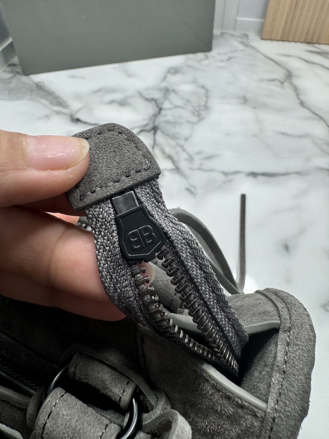 ORI หนังแท้ | Balenciaga Le City suede bag กระเป๋าถือ/สะพายข้างดีไซน์โดดเด่นสวยเท่ล้ำสมัย ใหม่ล่าสุดงานหนังกลับที่สุดแห่งความไอคอนิกไม่เหมือนใคร มีกิมมิคและลูกเล่นแพรวพราว