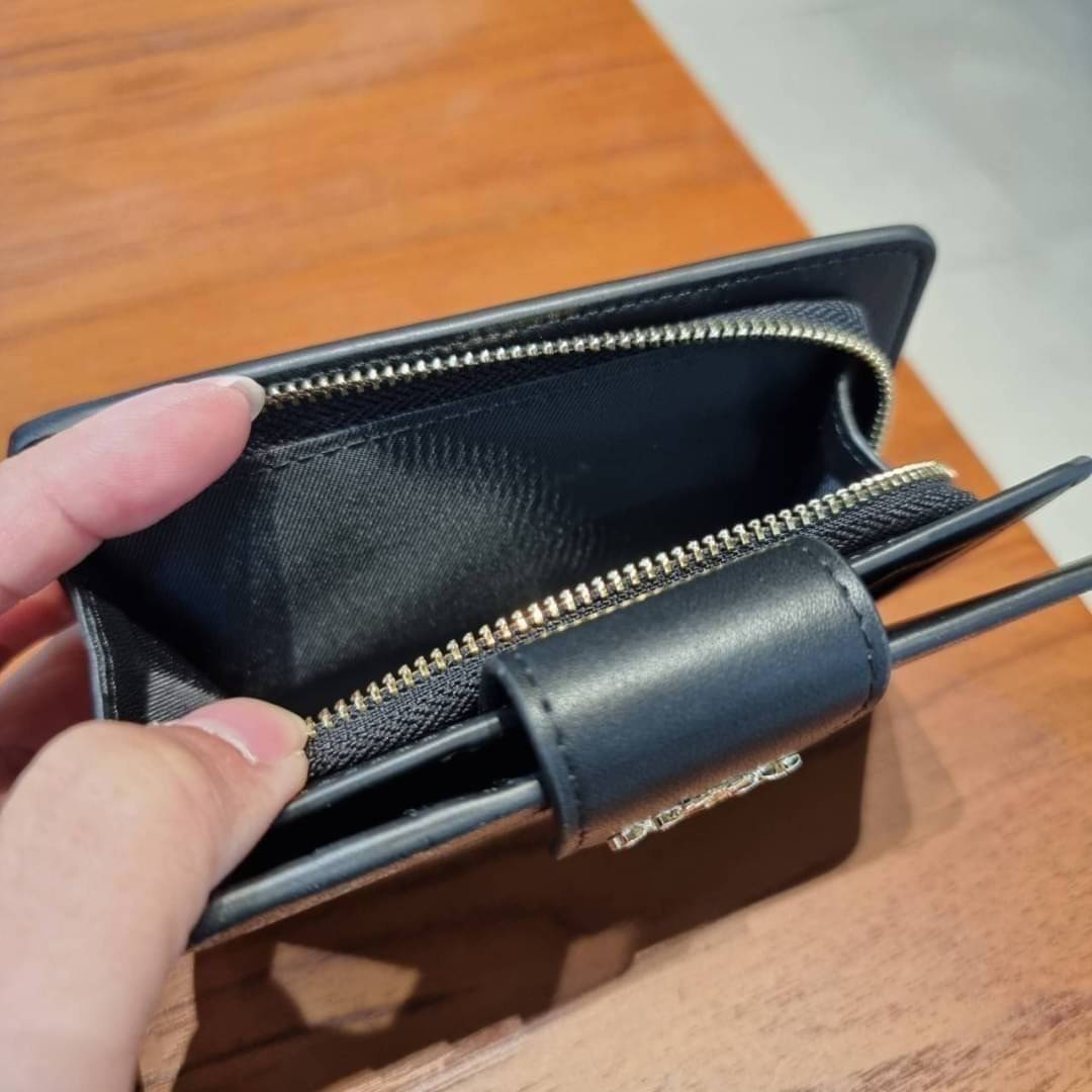 COACH C0082 MEDIUM CORNER ZIP WALLET IN SIGNATURE CANVAS ดีไซน์ใหม่ล่าสุด!! กระเป๋าสตางค์ใบกลาง 👛 ขนาดกำลังเหมาะมือ วัสดุหนังแคนวาสเคลือบลาย ดูแลรักษาง่าย มีช่องใส่บัตรและธนบัตรครบ และช่องซิปแยกไว้ใส่เหรียญ ครบเซ็ทแบบนี้เหมาะส่งต่อเป็นของขวัญที่สุ