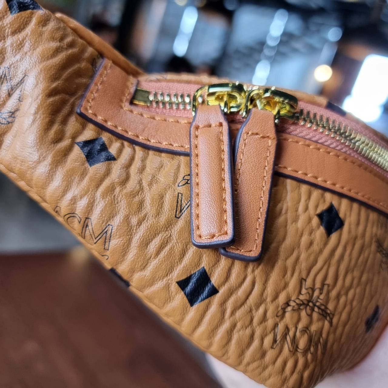 M.C.M SMALL FURSTEN BELT BAG IN VISETOS กระเป๋าคาดอกยอดฮิตอีกหนึ่งดีไซน์ ที่หนุ่มๆสาวๆใช้ได้ไม่มีเบื่อ รุ่นขายดีตลอดกาล ลายวิเซโต้เอกลักษณ์ ทั้งสปอร์ตและดูหรูในตัว ใช้งานง่ายด้วยไซส์ที่กะทัดรัด วัสดุหนังแคนวาสคุณภาพดี ภายในเป็นช่องโล่ง ใช