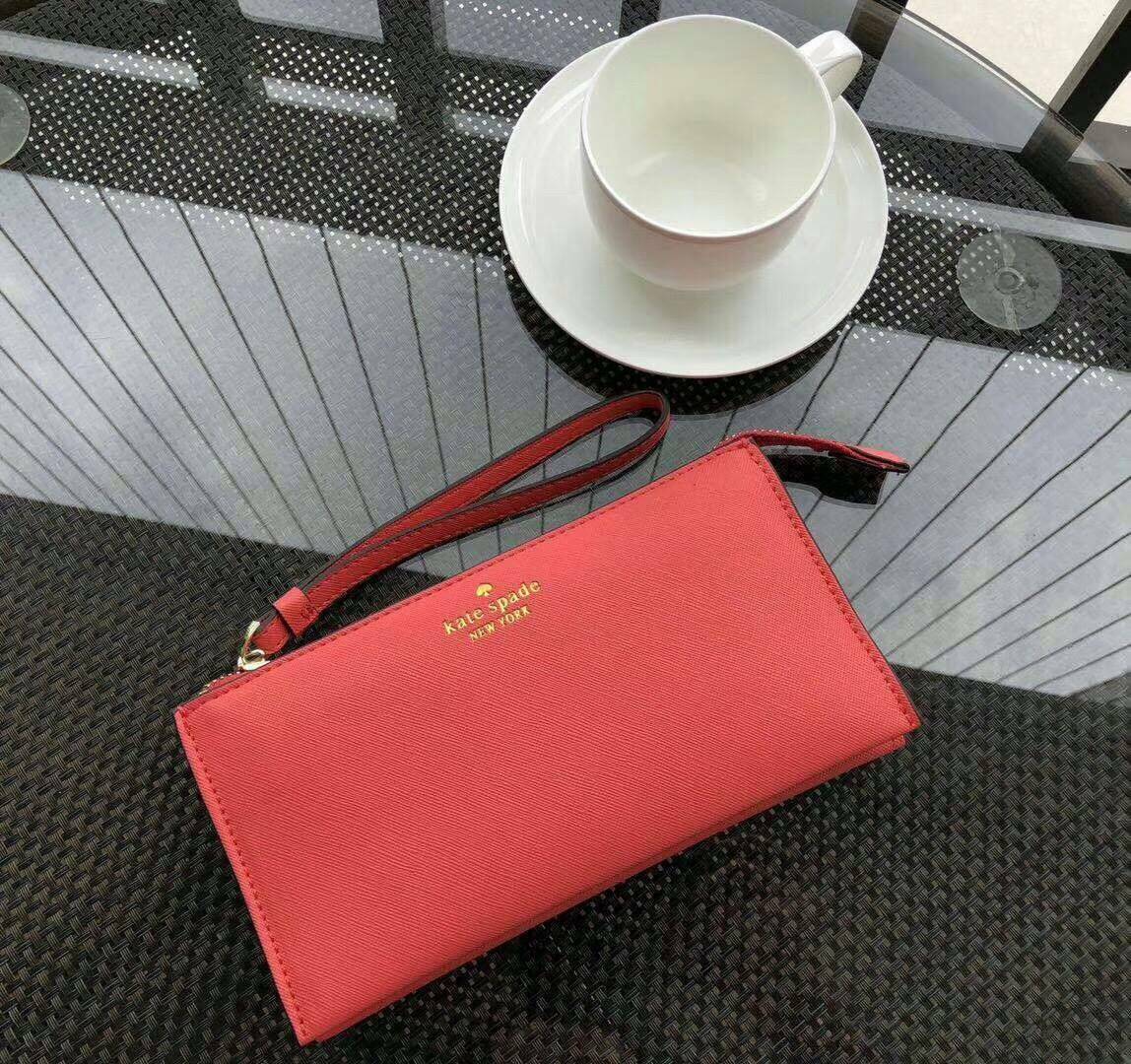 KATE SPADE Wallet Clutch Bag กระเป๋าทรงคลัชสุดคุ้มหนัง Saffiano ด้านหน้ามีโลโก้แบรนด์ มาพร้อมสายคล้องมือ เปิดปิดด้วยซิปสะดวกใช้ สามารถใส่แทนกระเป๋าสตางค์ใบยาว ภายในแบ่งออกเป็น3ช่องหลัก มีช่องใส่บัตร เครื่องสำอาง เครื่องเขียน เหรียญ ไส่ไอโฟนพลัส ได้ค่ะ มีก