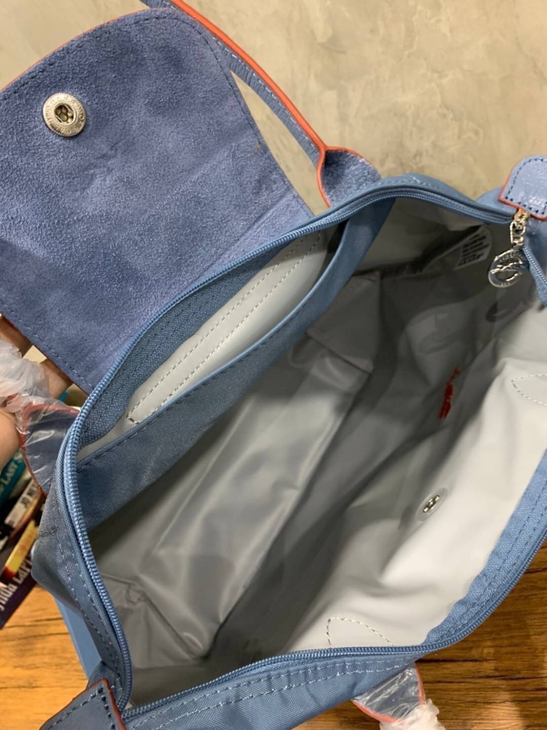 Longchamp LE PLIAGE Club (พร้อมส่ง 8 สี) TOTE BAG S กระเป๋ารุ่นยอดนิยม ที่สาวๆ ต้องมีไว้เก็บไว้สักใบ ด้วยตัวน้ำหนักกระเป๋า Longchamp เบาแสนเบา แต่จุของได้เยอะมาก สำหรับลุคทางการกึ่งลำลอง แฝงความสบาย ยามเดินทาง จุดเด่นอย่างหนึ่งของ กระเป๋าก็คือ สามาถพับเก็