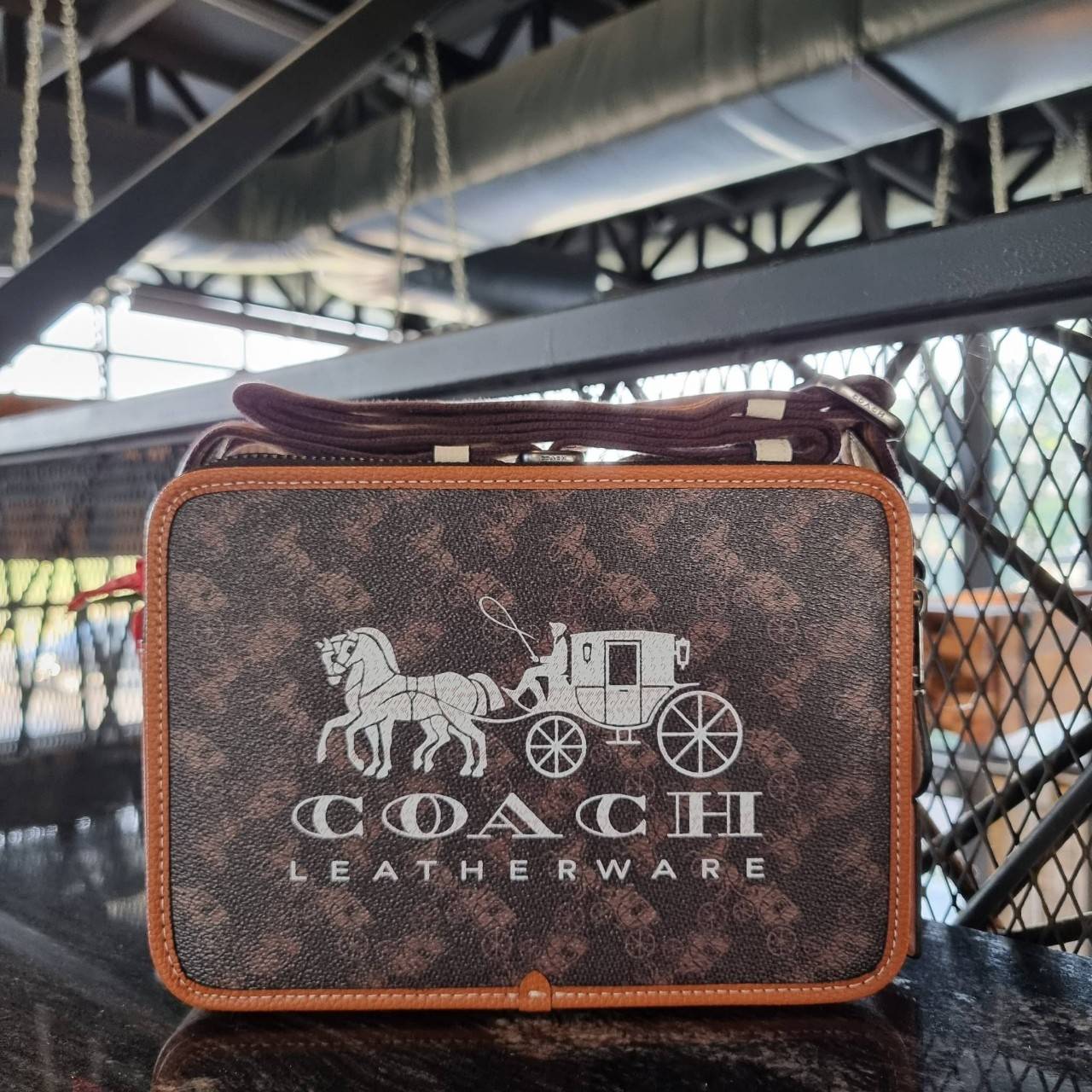 COACH C8445 CHARTER CROSSBODY 24 WITH HORSE AND CARRIAGE PRINT หล่อได้ไม่ซ้ำใคร กับไอเท็มใหม่ล่าสุด ชิคๆคูลๆ กับกระเป๋าสะพายข้าง ดีไซน์ทรงกล่อง ตกแต่งลวดลายดูโดดเด่น วัสดุหนังแคนวาสสลับหนัง pepble มีซิป 2 ฝั่ง ใส่ของได้จุใจ ของสำคัญใส่ไปเลยครบๆ สายสะพายปร