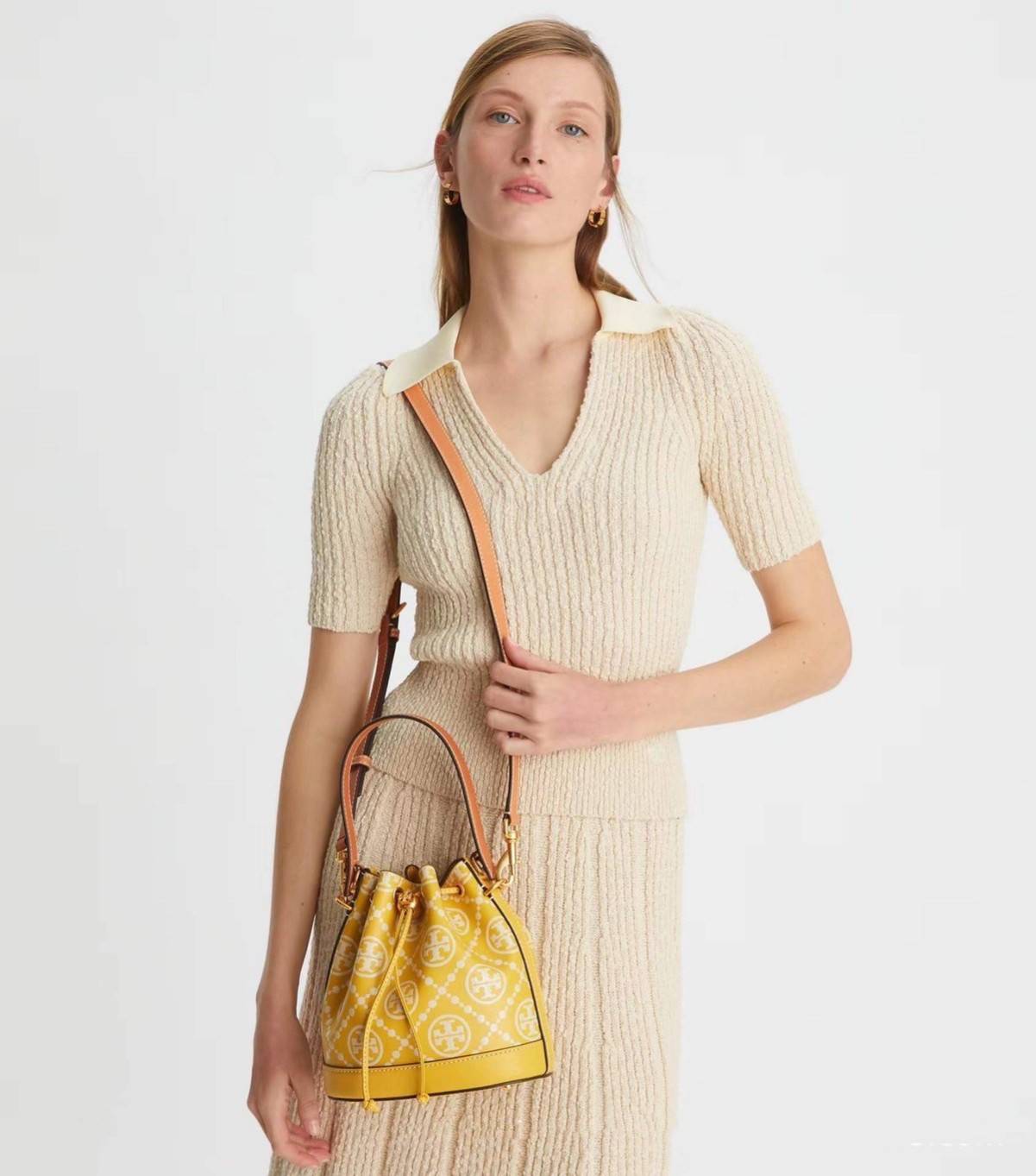 Medium : Tory Burch T Monogram Embossed Bucket Bag กระเป๋าถือหรือสะพายไหล่ ประดับด้วยลวดลายอันเป็นสัญลักษณ์ของแบรนด์ ถูกประดิษขึ้นด้วยความพิถีพิถันวัสดุหนังอย่างดี ด้านในบุด้วยหนังไมโครซูแอคเนื้อนุ่มทำความสะอาดง่าย กระเป๋าผ่าหลังด้านนอก1ช่อง ด้านใน 1ช่อง 