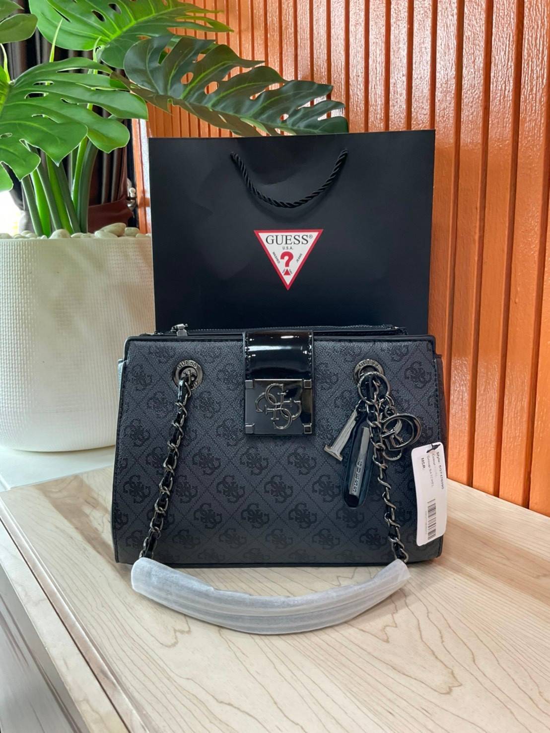 กระเป๋าสะพายไหล่ Guess Logo City Small Society Satchel กระเป๋าสะพายไหล่ ขนาดกำลังดี วัสดุ pu สวยอยู่ทรง มาพร้อมพวงกุญแจน่ารักๆ ถอดออกได้ ด้านหน้าประดับโลโก้แบรนด์ เปิดปิดด้วยซิป มี 2 ช่องหลักใช้งาน ภายในช่องซิปหน้าแยกเป็นสัดส่วนการใช้งาน ซิปช่อง 2 โล่งกว้