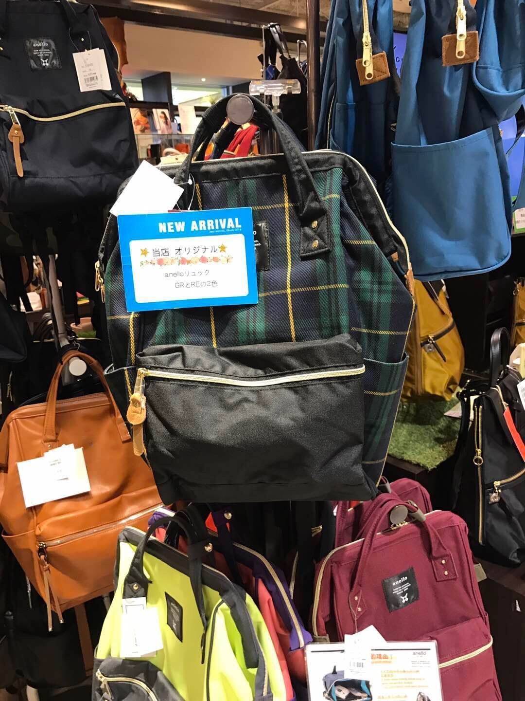 Anello Scottish Canvas Rucksack รุ่นใหม่ชนช้อปญี่ปุ่นกันไปเลยคร้า !!! เป้ขนาดไซส์ Classic วัสดุ ผ้าแคนวาส มีช่องซิปด้านหน้า มีช่องเก็บของด้านข้างทั้งสองด้าน ที่หูจับมีตัวล้อค มีโครงที่ปากกระเป๋า มีซิปด้านหลังเพื่อหยิบจับของภายในด้านหน้าผ้าลายสก็อต ลงตัวกั