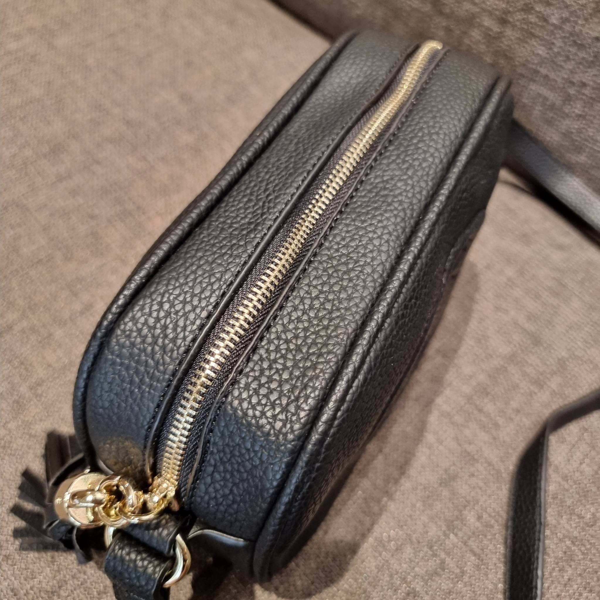 GUCCI Soho Disco Bag in Black Leather Hot item!! รุ่นหายาก ยอดฮิต GC soho crossbody bag กระเป๋าสะพายข้าง พรีเมี่ยมกิ๊ฟจาก dutyfree ที่สาวๆตามหา ด้วยดีไซน์และรูปทรงคลาสสิค ทำให้ใช้งานง่าย ตอบโจทย์ทุกลุค วัสดุหนัง pepble มีเอกลักษณ์ที่พู่หนัง สีเข้ากันกับตั