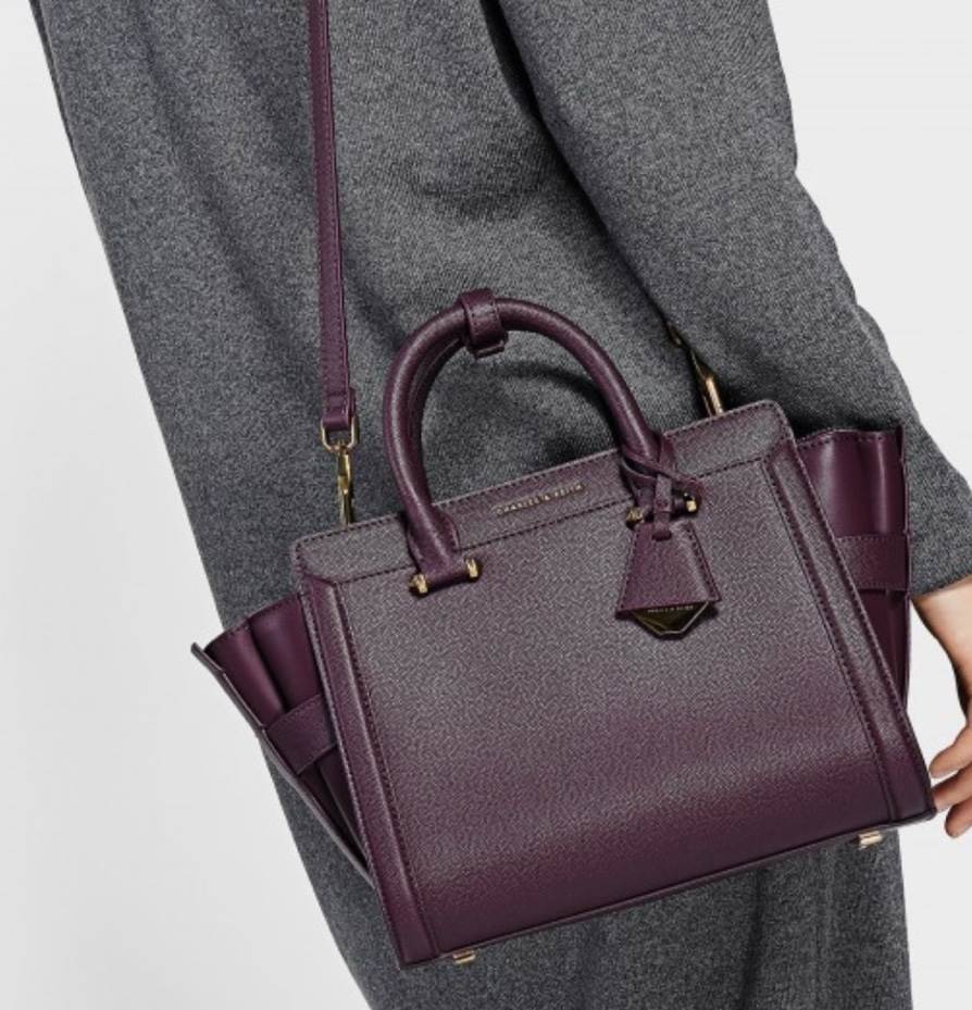 ITH STRUCTURED TRAPEZE BAG 2018 กระเป๋าถือหรือสะพายรุ่นยอดนิยมดีไซน์สวยหรูวัสดุหนังคาเวียร์อยู่ทรงด้านข้างเเต่งหนังช่องตัดดูมีดีเทล ด้านหน้าสกรีนโลโก้ ด้านหลังมีช่องซิป เปิดปิดด้วยซิปหัวซิปปั้มโลโก้ หูจับเเข็งแรง พับลงได้ พร้อมสายสะพายหนังปรับระดับได้ถอดไ