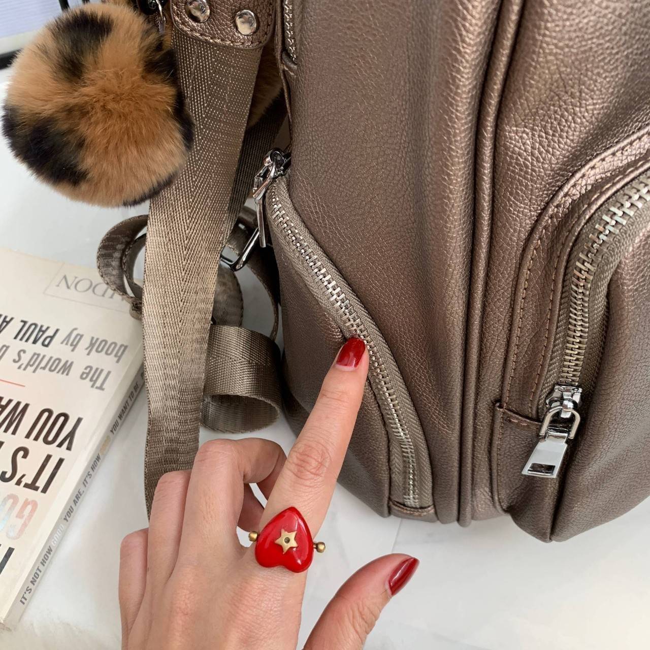 กระเป๋า ทรงน่ารัก มากๆๆๆ จากแบรนด์ KEEP รุ่น Misty backpack มาใหม่ หนัง Microfiber ผิวสัมผัสคล้ายหนังวัวแท้ เนื้อหนา นิ่มมือ พิเศษ!! เป้ใบนี้ มีสายสั้นหนังสำหรับสะพายไหล่ให้ด้วยคะ ใครชอบเป้สไตล์นี้ ห้ามพลาดเลยน๊า สวยจริง คอนเฟิร์มเลย