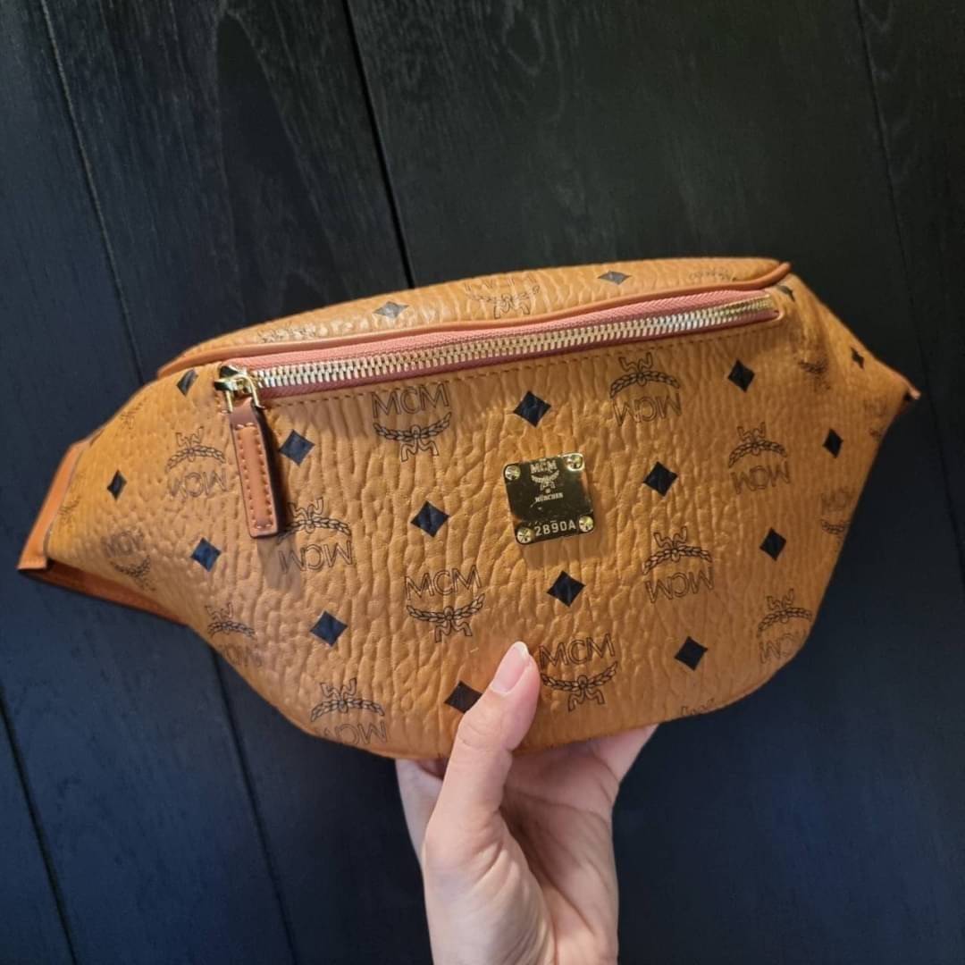 M.C.M STARK BELT BAG IN VISETOS รุ่นยอดฮิต!! หนุ่มๆสาวๆใช้ได้ไม่มีเบื่อ!! 🎉⭐️⚡️🛎 กระเป๋าคาดอกรุ่นขายดี ลายวิเซโต้เอกลักษณ์ ทั้งสปอร์ตและดูหรูในตัว ใช้งานง่าย ได้ทุกลุค วัสดุหนังแคนวาสคุณภาพดี มีช่องซิปหลัก และซิปรอง ภายในเป็นช่องโล่