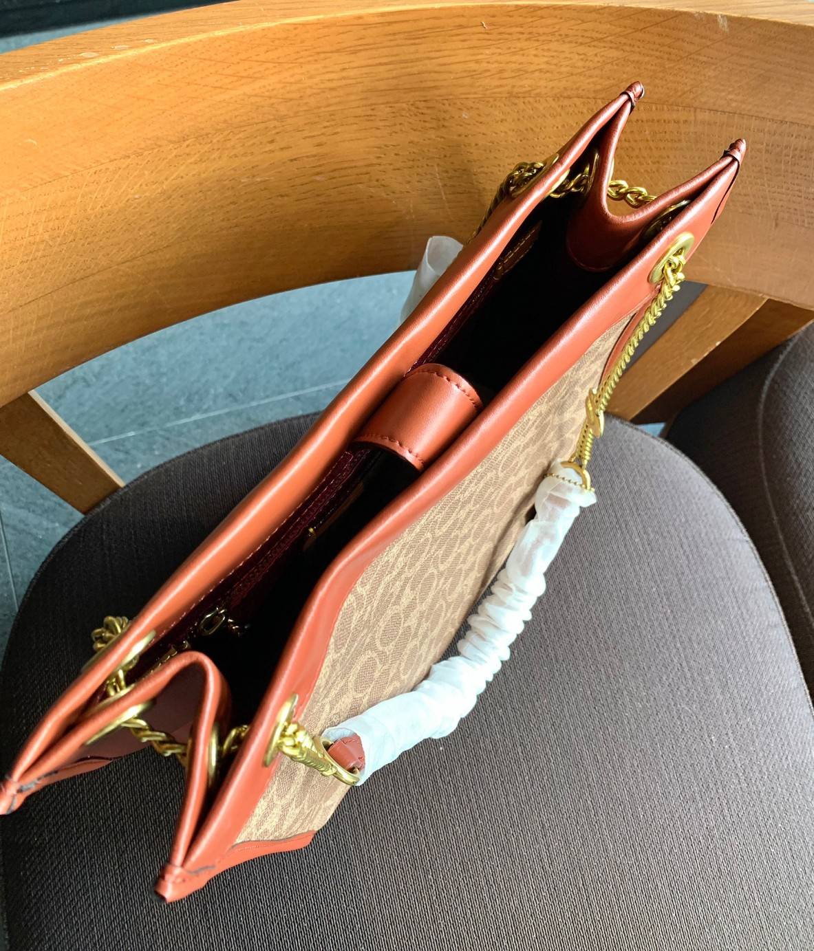 LIMITED EDITION 📣รุ่นใหม่ล่าสุด ยังไม่มีในช๊อปไทยจ้าา❗️ COACH CHAIN CASHIN TOTE ((C6338//C6620)) พร้อมส่ง สินค้าเข้าใหม่ ห้ามพลาดค่าา! กระเป๋าทรงTote สูง สามารถใส่เอกสาร//A4 ได้ วัสดุหนังแท้นิ่ม น้ำหนักเบาค่ะ 🔺จุดเด่นของรุ่นคือสายสะ