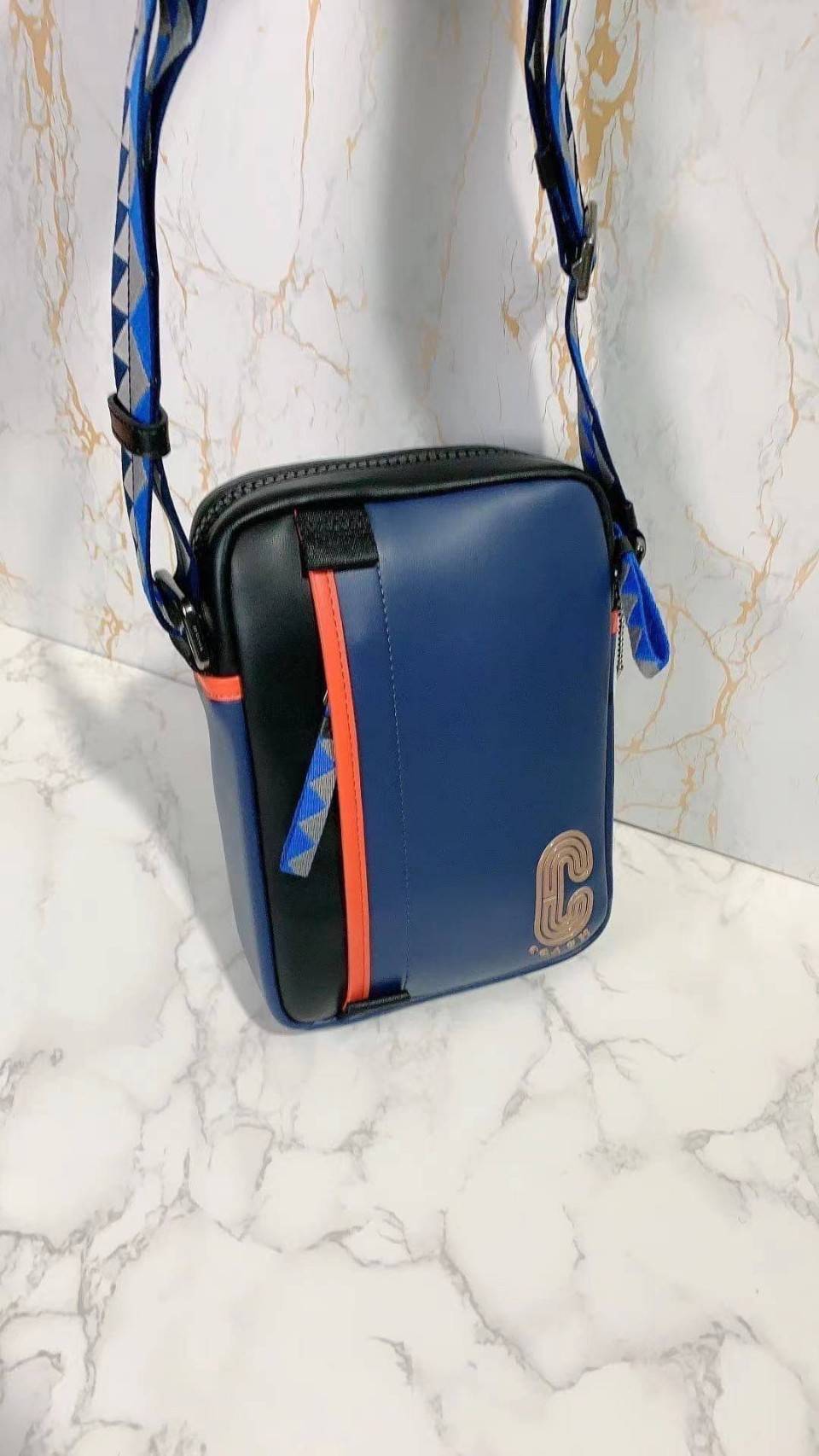 COACH NORTH/SOUTH EDGE CROSSBODY (COACH 5626) IN SIGNATURE CANVAS (COACH 6788) กระเป๋าสะพายผู้ชาย กระเป๋าสะพายรุ่นใหม่ ชนช็อป (!!)รุ่นหายาก สี COBALT MULTI วัสดุทำจาก หนังลูกวัวแท้ เนื้อเรียบ พิมพ์ลาย ขนาดกำลังดี