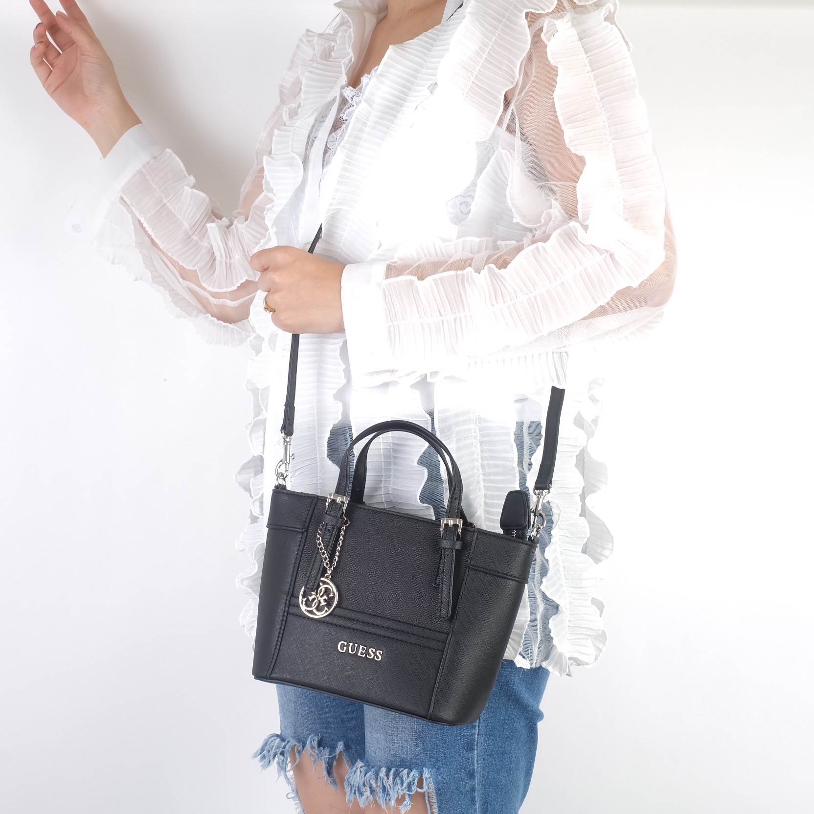 ได้กระเป๋า รุ่นหายาก ทรงสวย จากแบรนด์ Guess มาฝากคะ ใบนี้ ทรงมินิ size 8 นิ้ว กระลังน่ารักเลยคะ หนัง saffiano อย่างดี มีพวงกุญแจแบรนด์ ห้อย เข้า set ภายในมี ช่องเก็บของจุกจิก ห้ามพลาดเลยคะ สวย