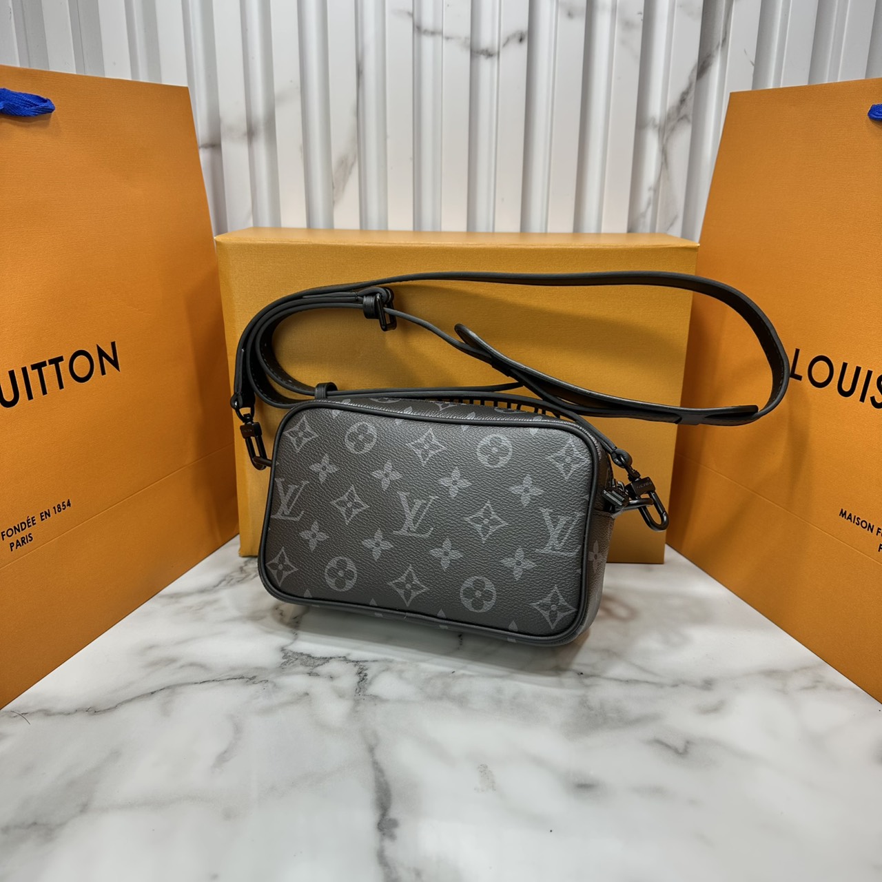 ORI หนังแท้ | LV Trocadéro Wearable Wallet Monogram Canvas 20cm กระเป๋าสะพายทรงแมสเซ็นเจอร์ดีไซน์ใช้เป็นกระเป๋าสตางค์ได้ ขนาดกำลังสวยกะทัดรัด คลาสสิคหรูหราคล่องตัว