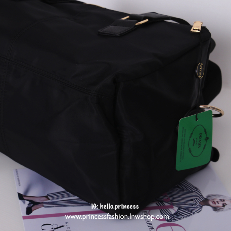 PRADA TESSUTO NYLON TRAVEL BAG สินค้า Premium gift จากเค้าเตอร์แบรนด์ต่างประเทศ รุ่น Limited edition แท้💯 กระเป๋าเดินทาง/ ฟิตเนส ดีไซน์เกร์ๆ สวยๆ ตามแบบฉบับแบรนด์ วัสดุผ้าไนล่อน เนื้อหนา คุณภาพดี อะไหล่ทองสวยหรู ดูแพง รุ่นนี้ถือหรือ สะพายไหล่ จะได