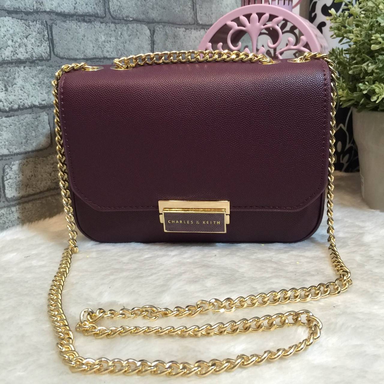 New! 2018 CHARLES & KEITH PUSH-LOCK CHAIN SLING BAG กระเป๋าสะพายโซ่ ทรงสวยสไตล์คุณหนู หนังpuลายคาเวียร์ ทรงแข็ง ฝาเปิด-ปิดด้วยตัวล็อคปั๊มโลโก้ ภายในมีช่องซิปเล็ก 1 ช่อง และช่องใส่บัตร สามารถใส่ iphone+ และของจุกจิกเพิ่มเติมได้ ด้านหลังมีช่องเล็ก 1 ช่อง สะ