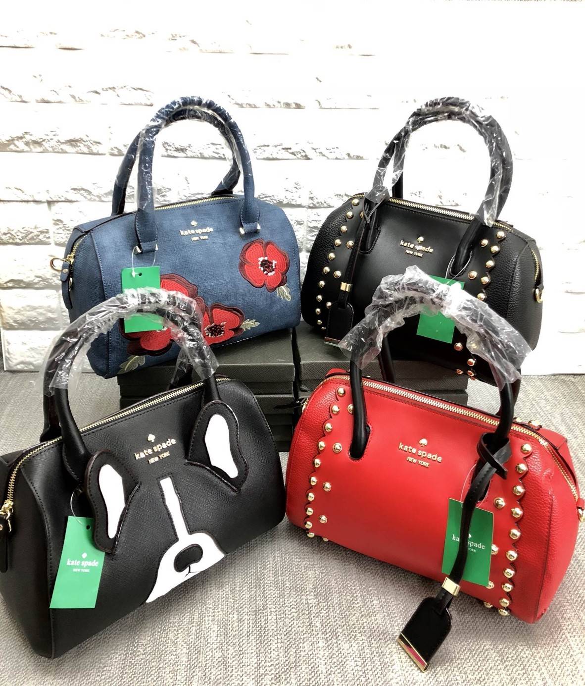 New arrival. Kate spade new york women’s bag 2018 พร้อมส่งรุ่นใหม่ล่าสุด กระเป๋าถือหรือสะพายข้างทรงหมอน มีมาให้เลือกถึง 4 ลาย ด้านหน้าติดโลหะโลโก้แบรนด์ตัวใหญ่ อะไหล่ทอง เปิดปิดกระเป๋าแบบซิป ภายในโล่ง กว้าง ใส่ของจุ มีช่องซิปหนึ่งช่อง ช่องเล็กสองช่อง ด้าน