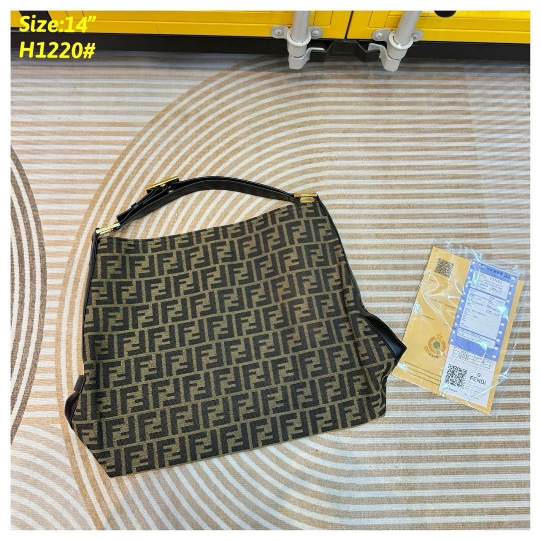 FENDI zucca hobo shoulder bag กระเป๋าสะพายทรงโท้ทใบใหญ่ เป็นรุ่นที่ทุกคนถามหา และมาแรงสุดๆ รูปทรงเรียบง่ายใช้งานได้แบบไม่มีเบื่อ